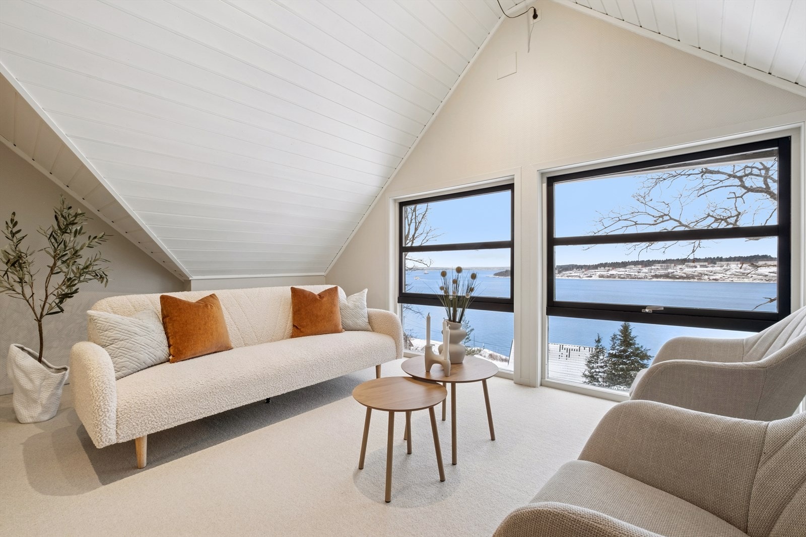 Lys og innbydende loftstue med fantastisk utsikt! Galleribilde