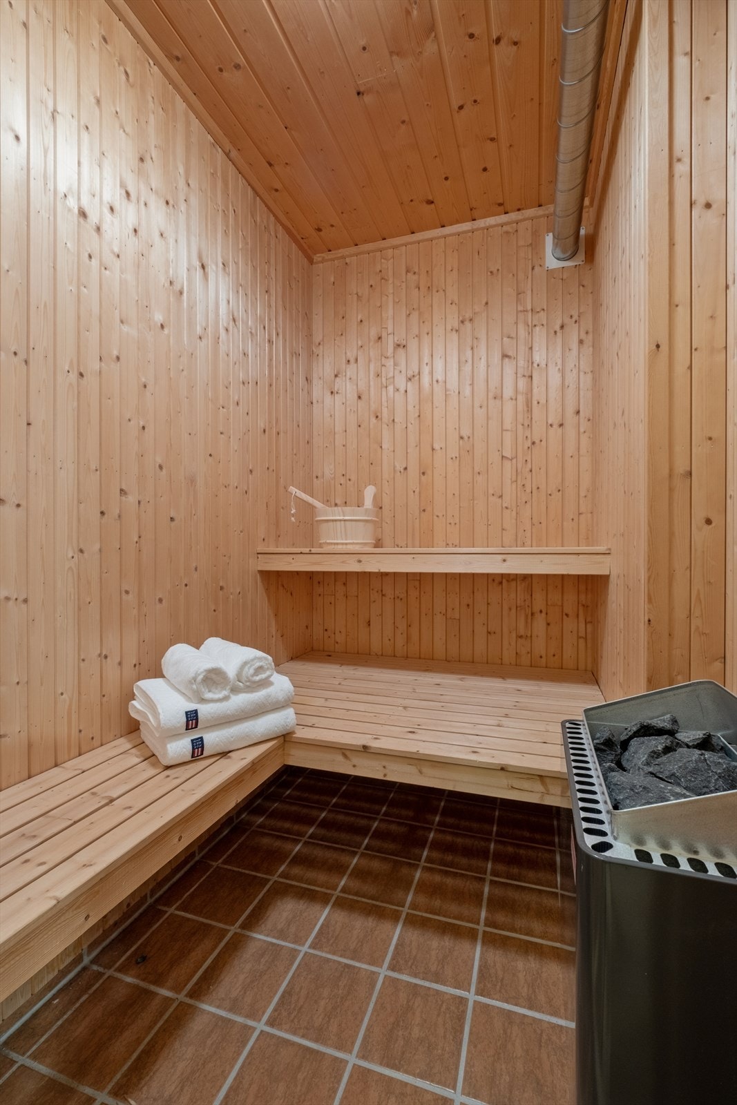 En badstue med inngang fra badet gir en herlig mulighet for avslapning og varme. Galleribilde