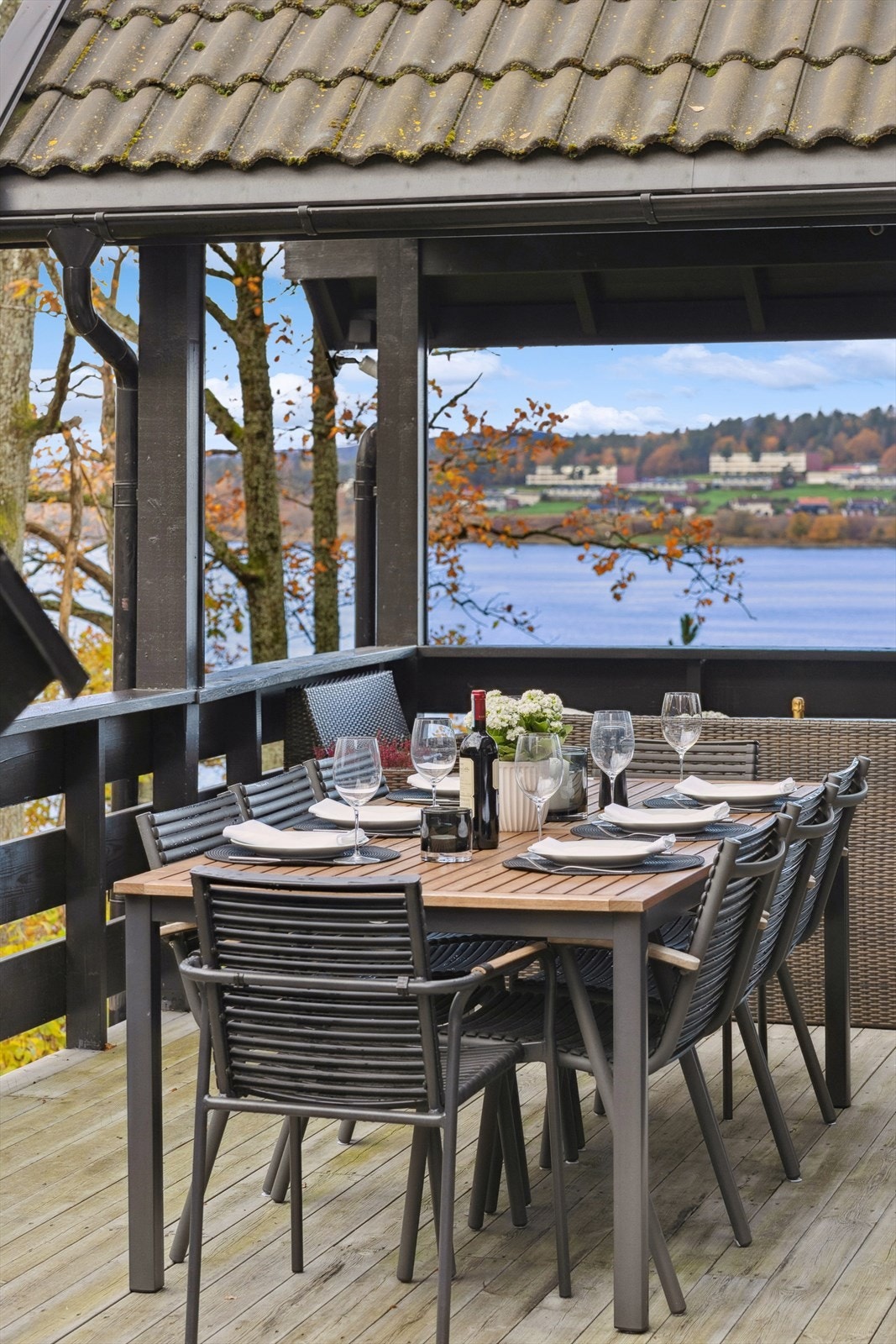 Terrassen blir en forlengelse av stuen på fine sommerdager, perfekt for å nyte den vakre utsikten og hyggelige sosiale sammenkomster. Galleribilde