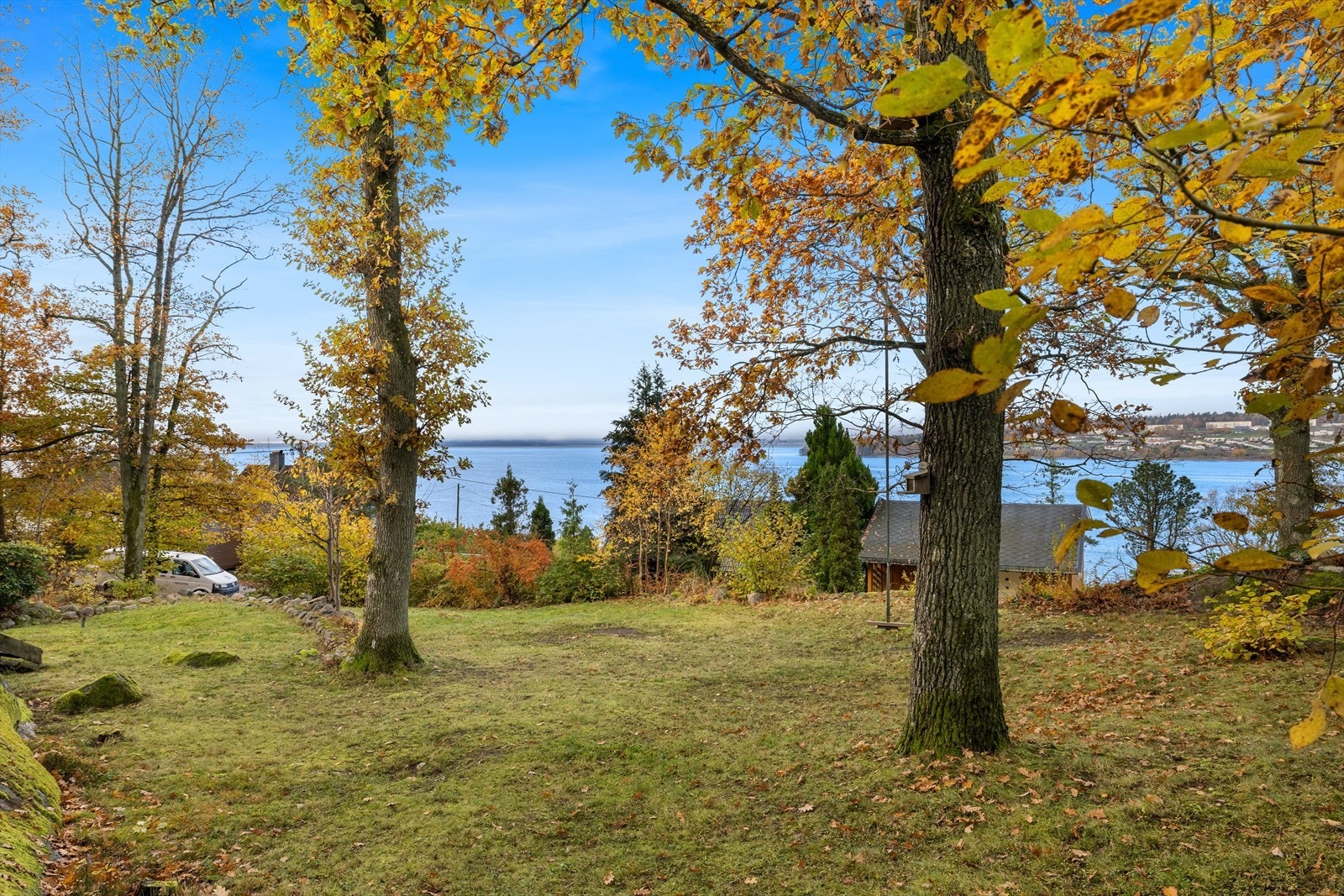 Stor naturtomt med sjøutsikt gir mange boltremuligheter for barn og voksne. Galleribilde