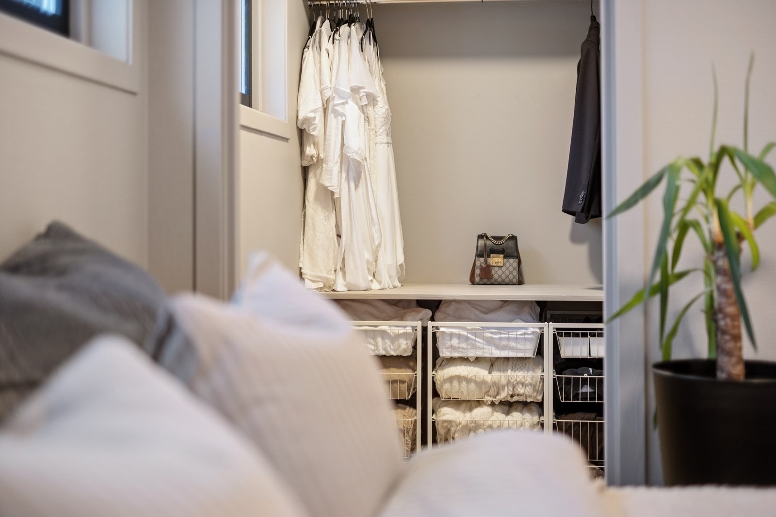 Soverommet har direkte tilgang til en praktisk walk-in garderobe. Galleribilde