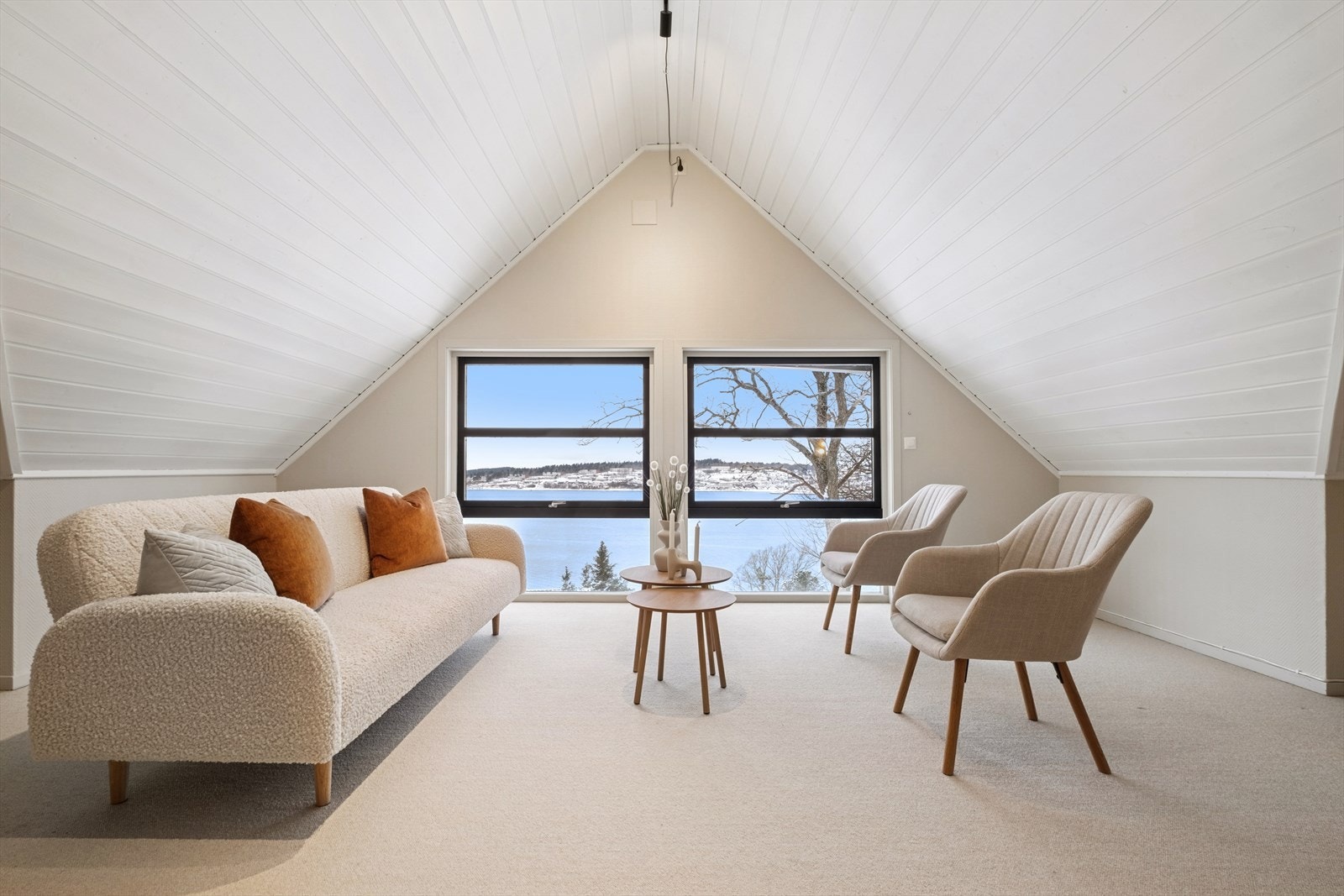 Store vindusflater slipper naturen helt inn og gir rommet en luftig og rolig atmosfære Galleribilde