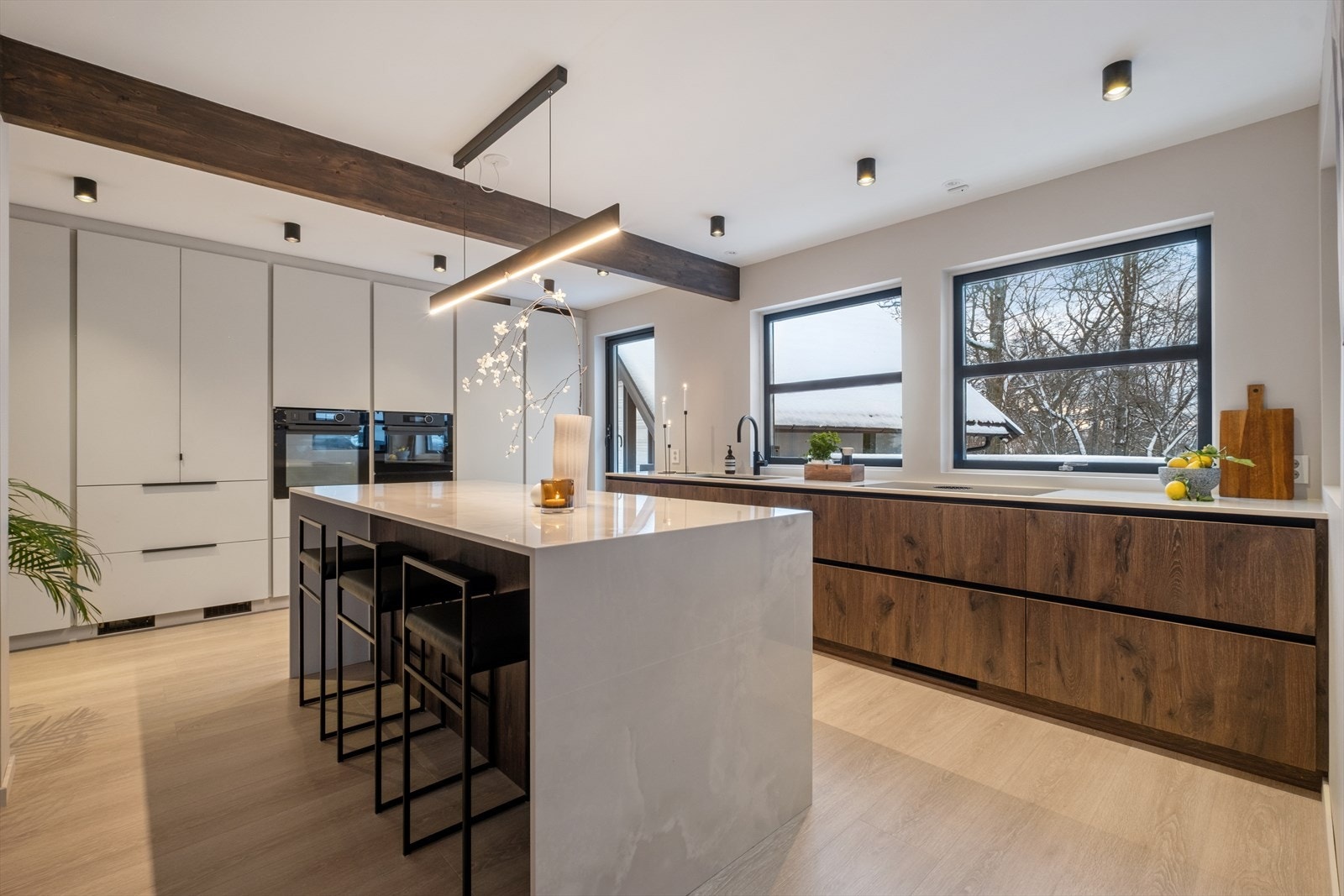 Naturlig lys strømmer inn gjennom kjøkkenvinduene og gir rommet et lyst og trivelig preg. Galleribilde