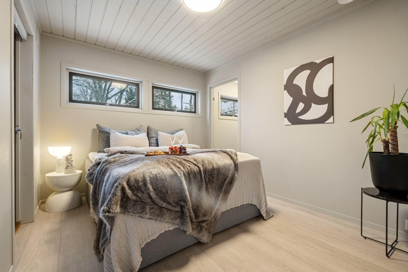 Delikat og innbydende soverom med praktisk tilgang fra stuen. Galleribilde