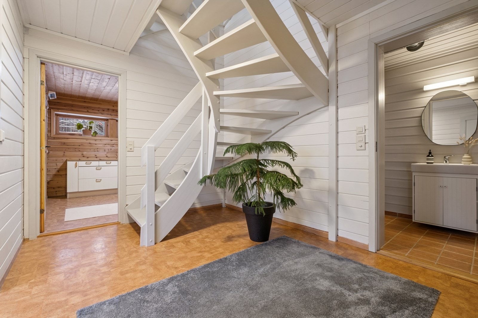 Fra første etasje er det trapp ned til boligens underetasje. Galleribilde