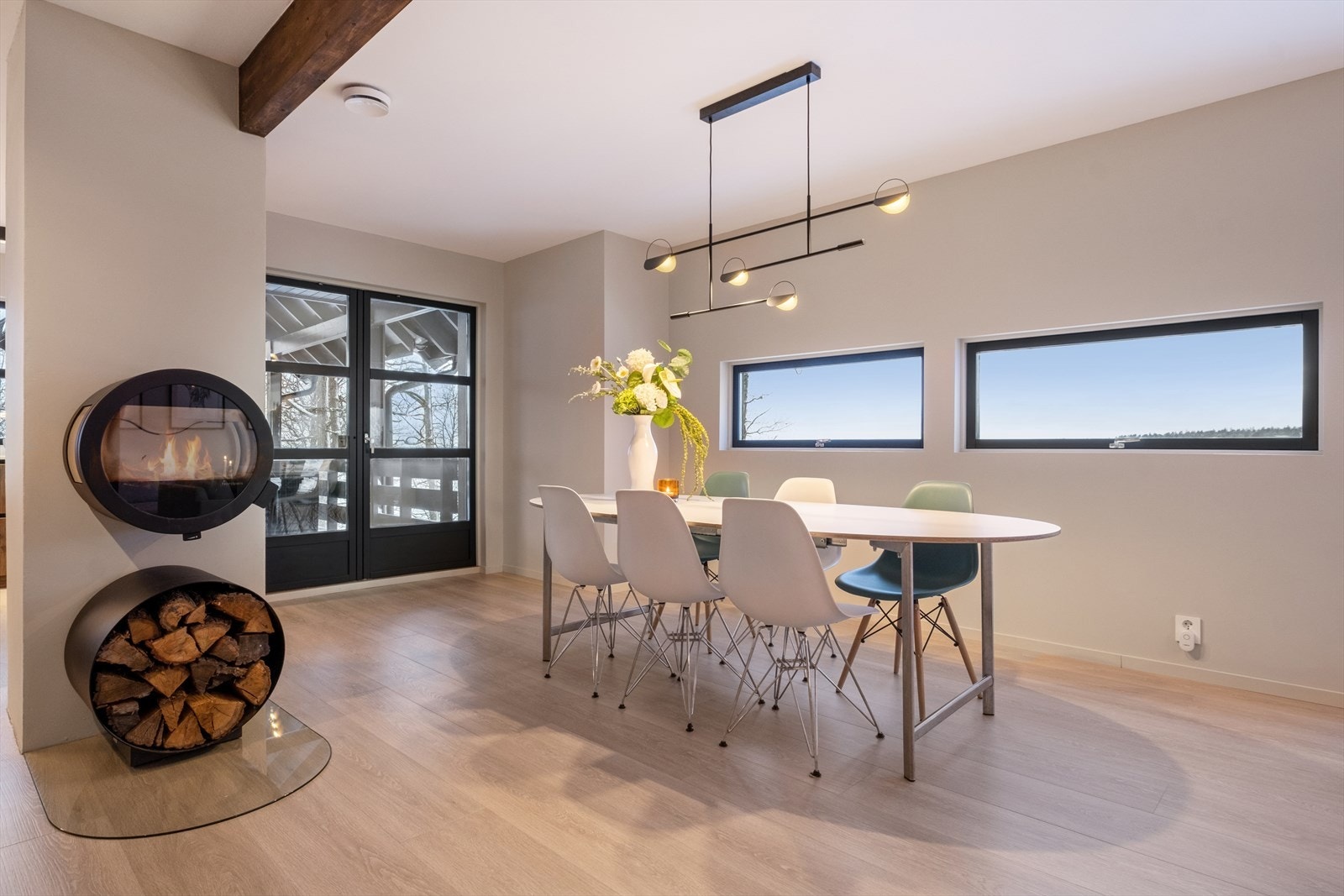 Med spisegruppen plassert like ved kjøkkenet får du en funksjonell og innbydende sone for måltider. Galleribilde