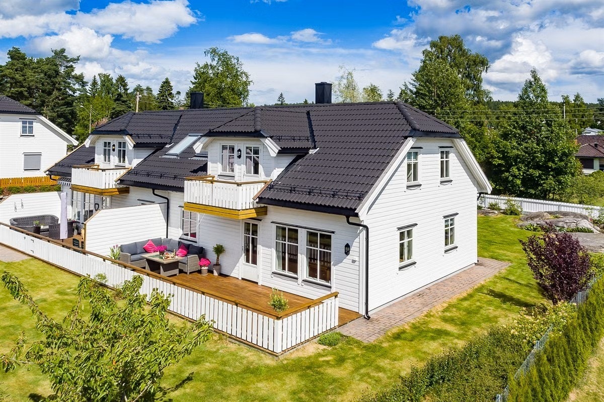 Bildet er hentet fra forrige salg i 2016, og er ment å vise uteområdet på sommerstid. Merk at det er gjort mindre endringer på tomten siden sist, og at bildet ikke samsvarer med slik det ser ut i dag. Galleribilde