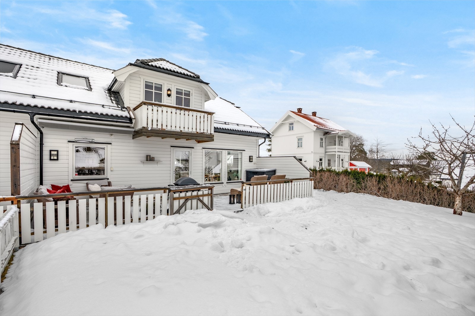 I 2024 ble både huset og garasjen malt utvendig. Galleribilde