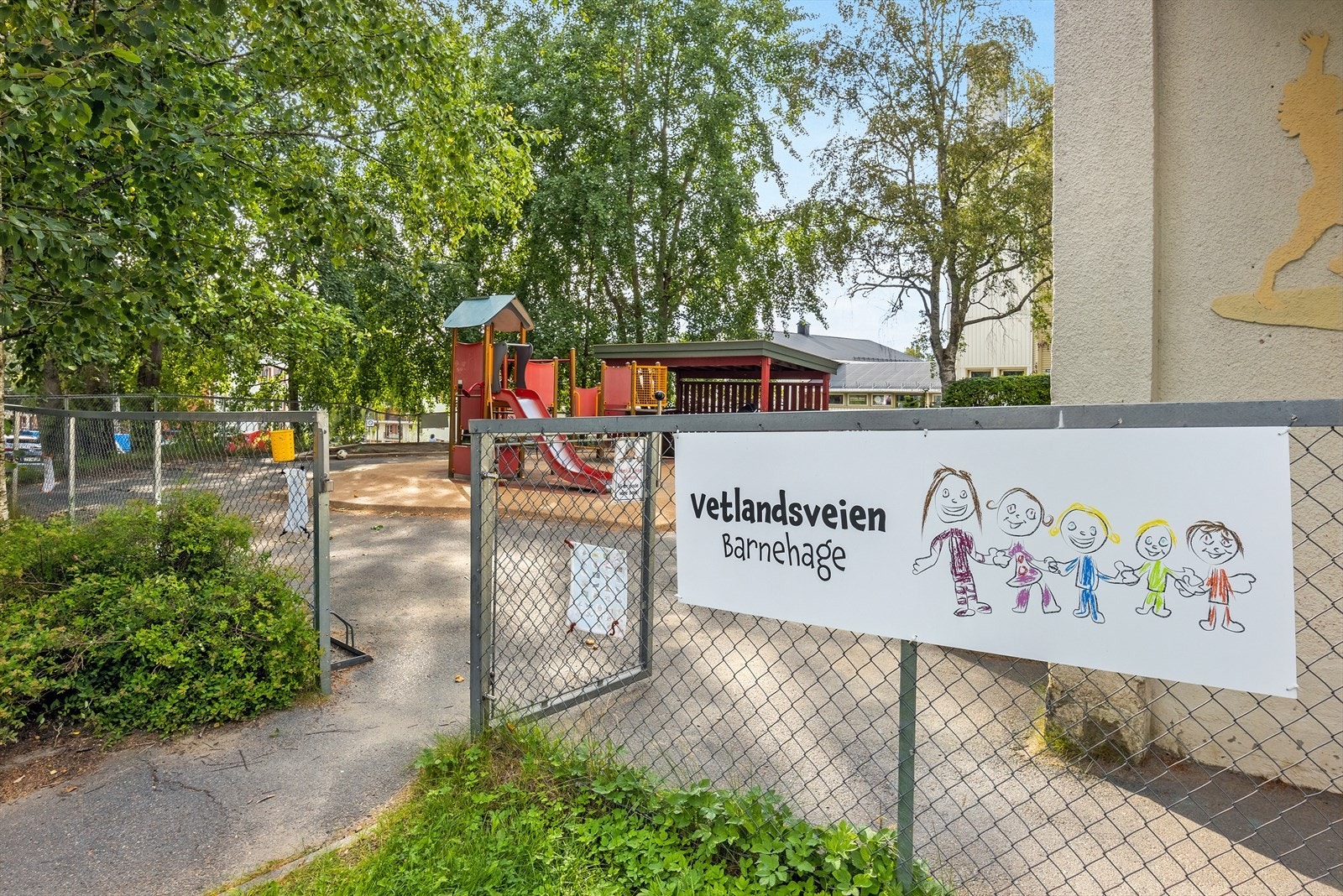 Vetlandsveien barnehage ligger kun 4 minutters gange unna, noe som er svært praktisk for småbarnsfamilier. Galleribilde