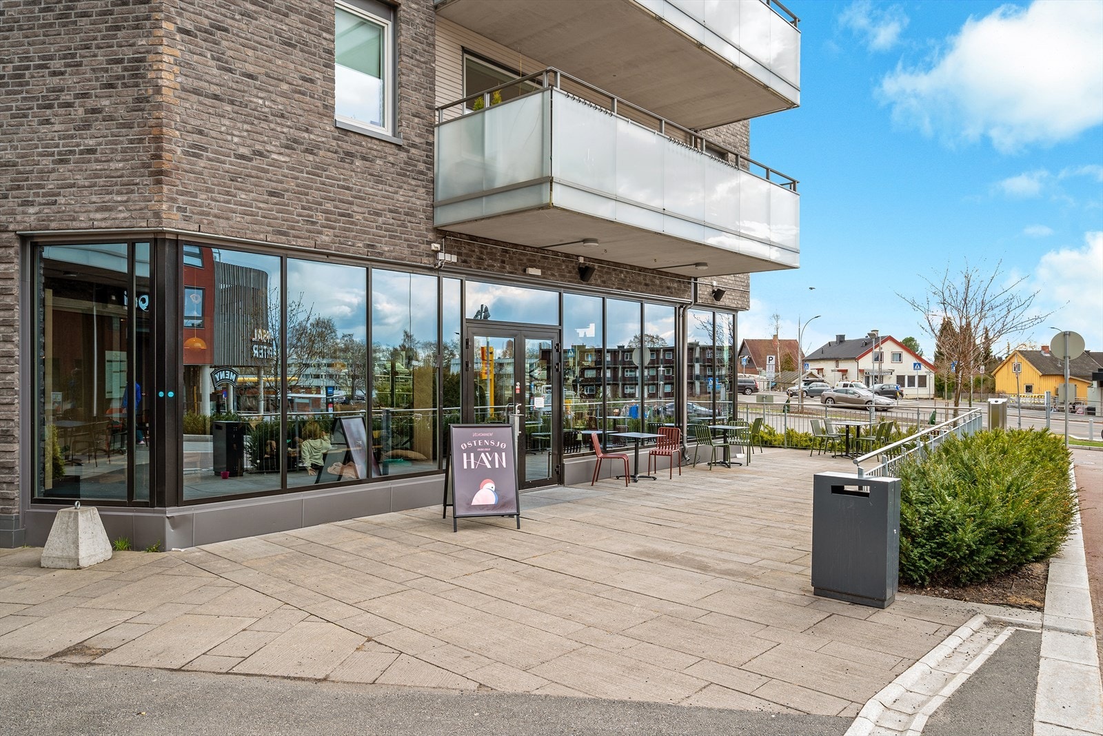 Østensjø Havn på Oppsal senter tilbyr god mat og drikke, hyggelig uteservering og en egen scene med arrangementer for både store og små. Galleribilde