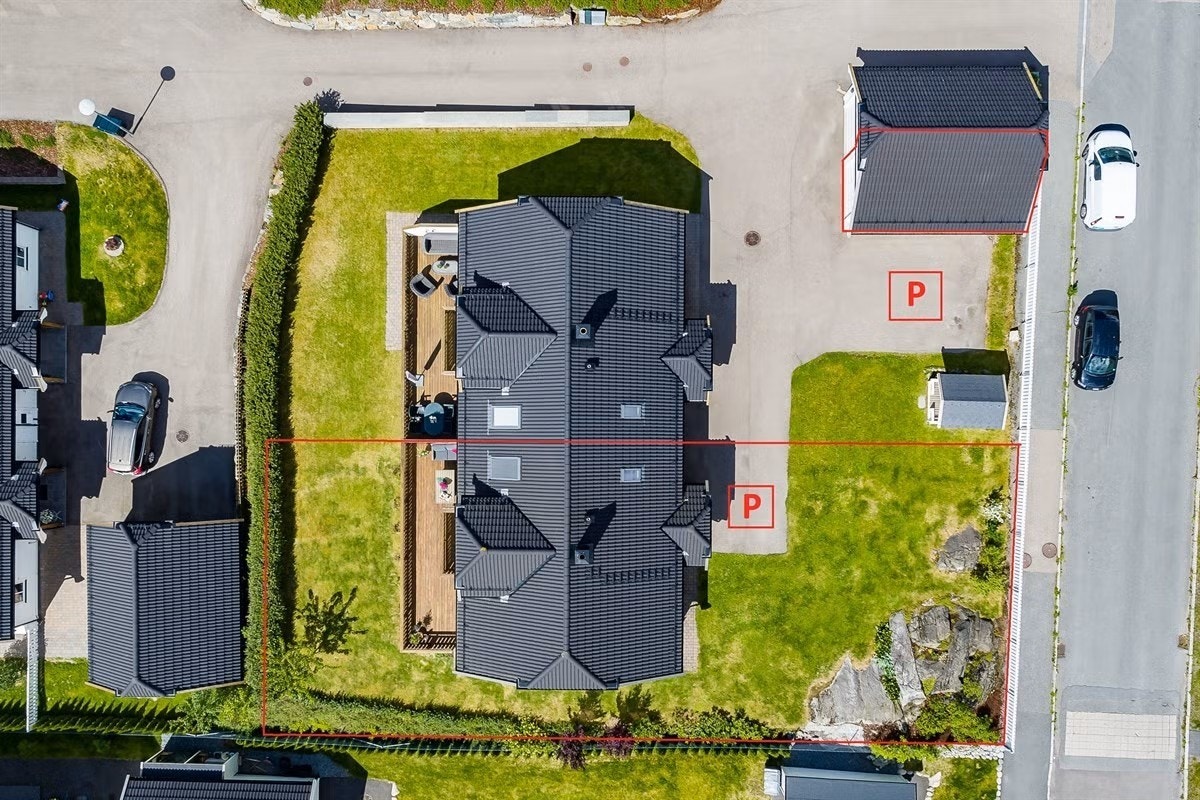 Boligen har egen garasjeplass med elbil-lader og lagringshems, samtidig disponeres en utvendig parkeringsplass ved siden av garasjen. NB: Bildet er fra forrige salg i 2016. Det er gjort små endringer på tomten siden da. Galleribilde