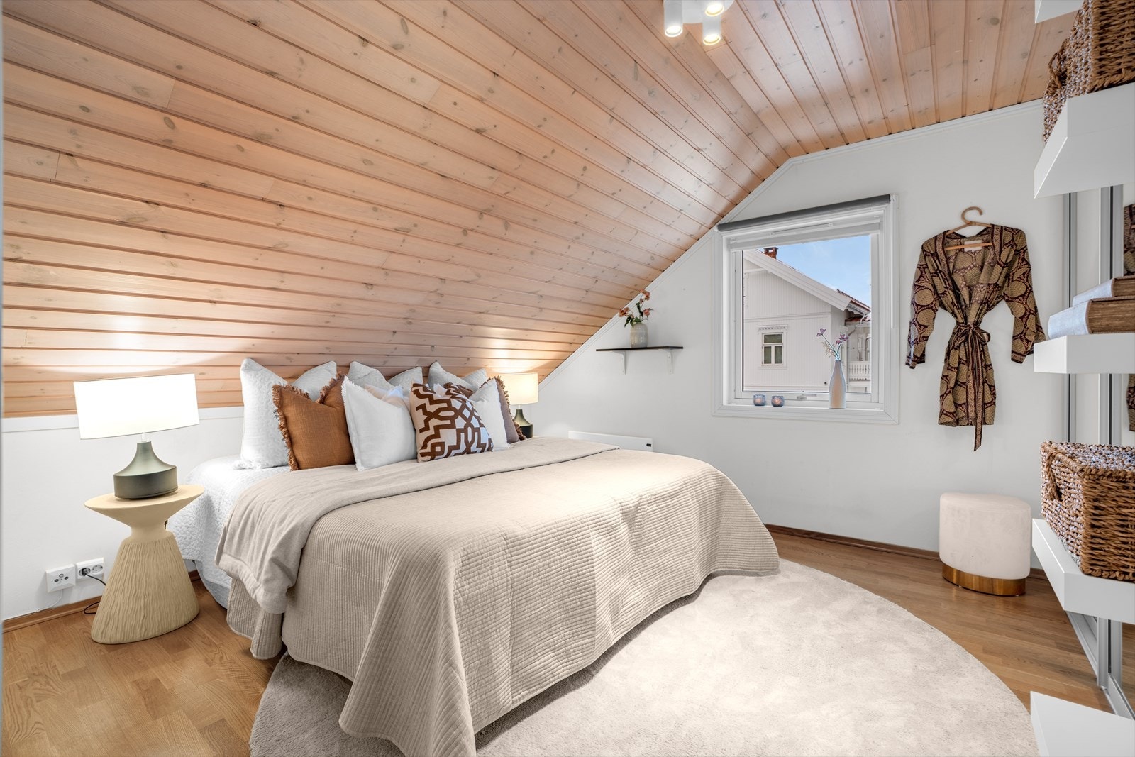 De fire gode soverommene ligger samlet på samme etasjeplan, noe som gir en praktisk og familievennlig planløsning. Rommene byr på gode innredningsmuligheter. Galleribilde