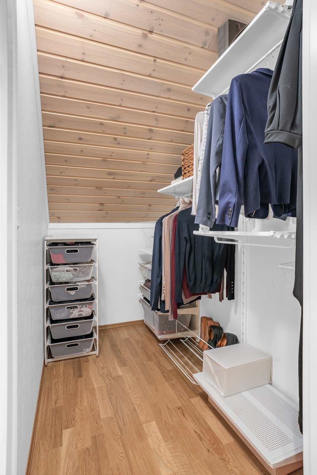 Praktisk innvendig bod som gir enkel og lett tilgjengelig lagringsplass. Galleribilde