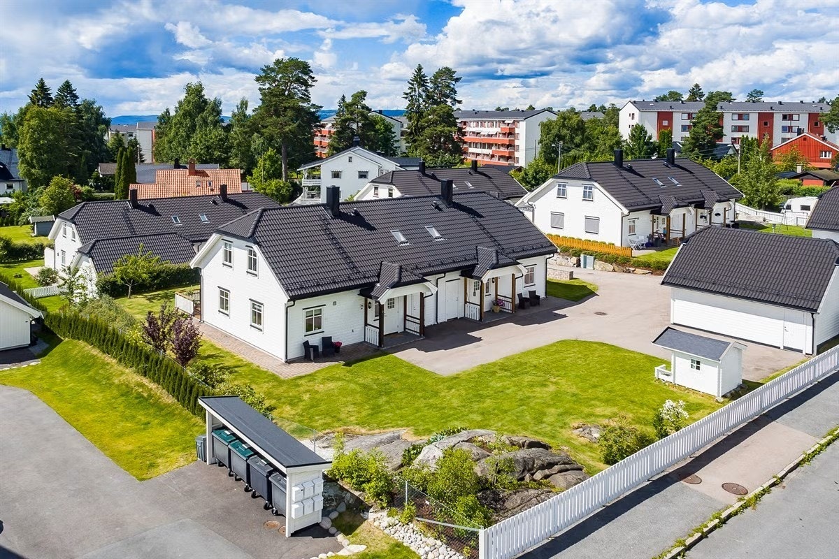 Bildet er hentet fra forrige salg i 2016, og er ment å vise uteområdet på sommerstid. Merk at det er gjort mindre endringer på tomten siden sist, og at bildet ikke samsvarer med slik det ser ut i dag. Galleribilde