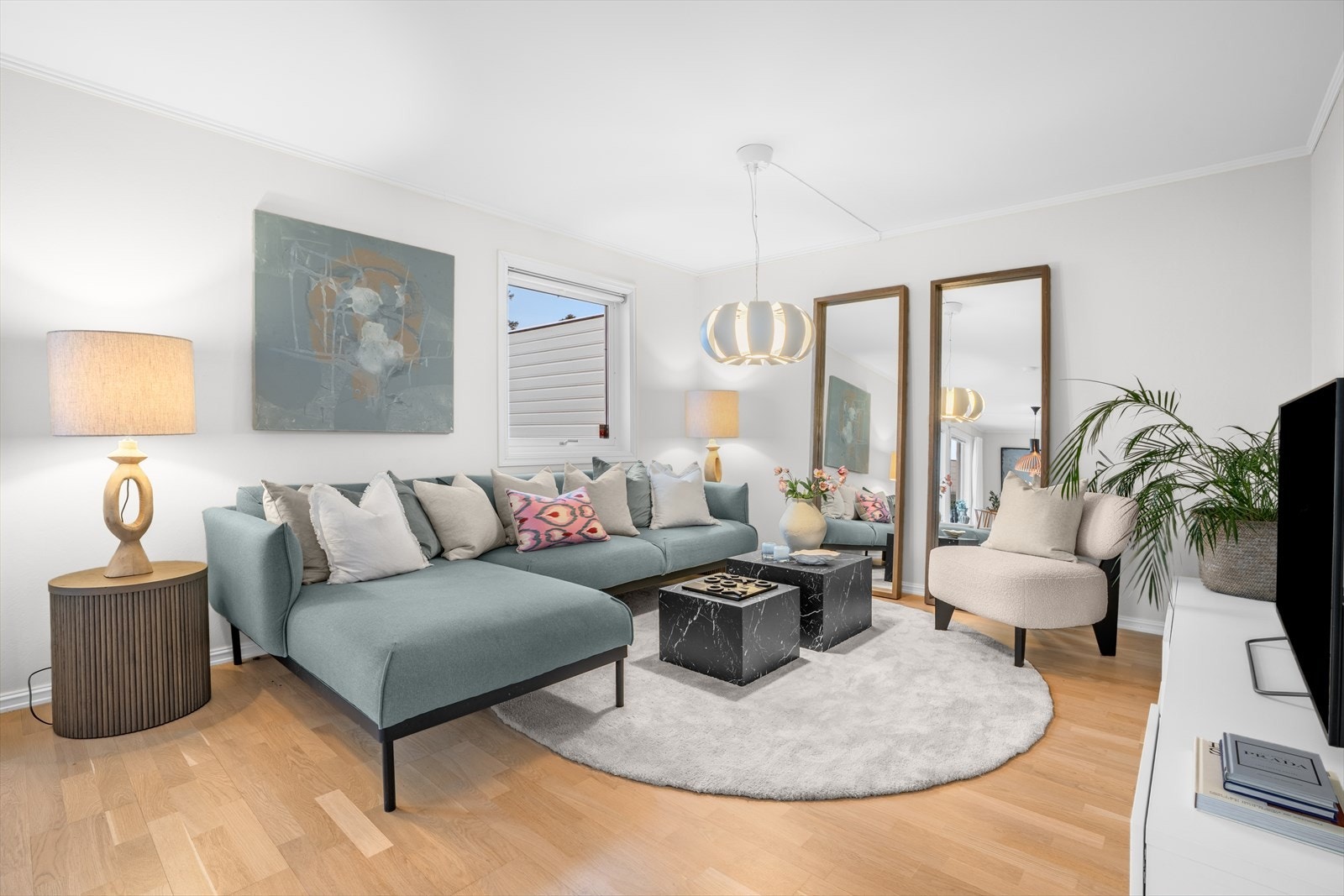 I 2023 ble gulvet i hele 1. etasje, inkludert terskler og trappetrinnene opp til 2. etasje, slipt og behandlet. Galleribilde