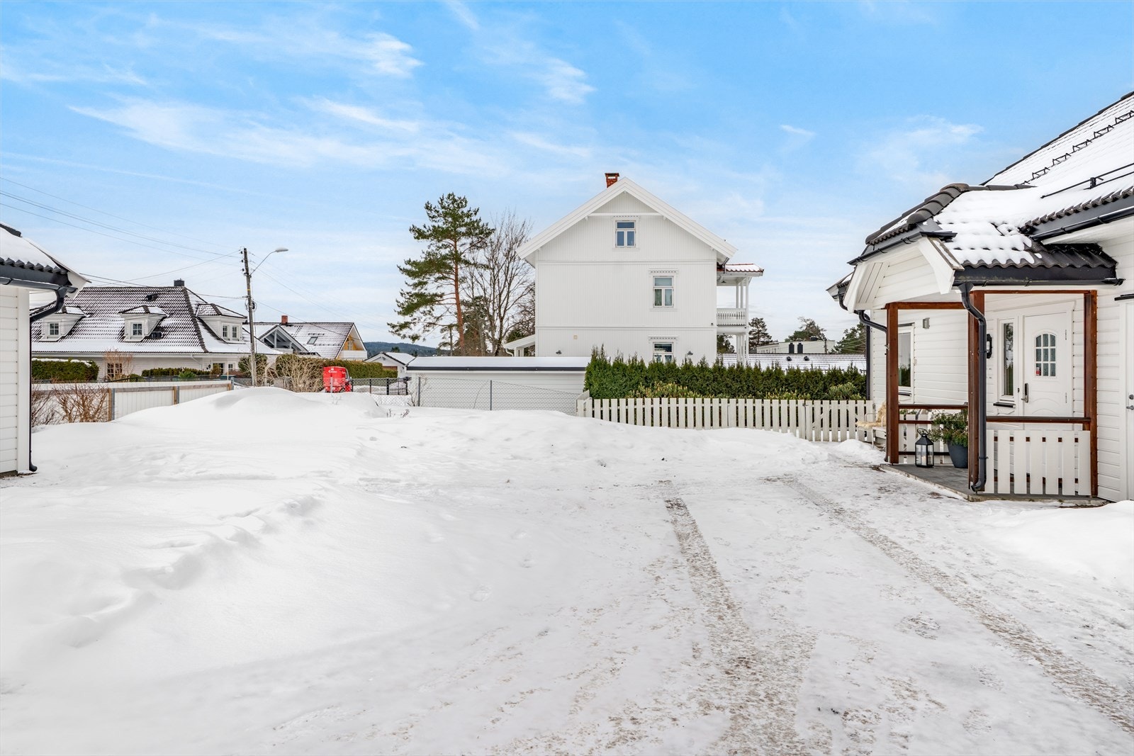 Får du besøk er det plass til enda en bil utenfor inngangspartiet. For øvrig gode parkeringsmuligheter i gaten. Galleribilde