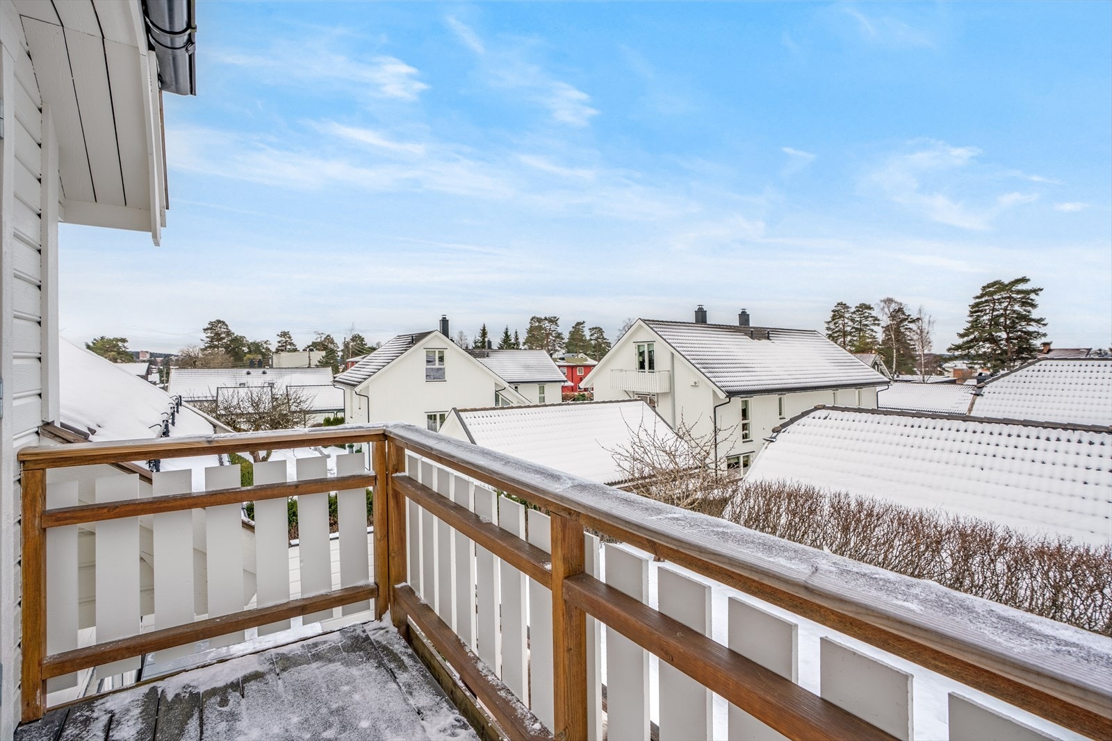 Balkongen i andre etasje, målt til ca. 3 m², gir utsikt over nærområdet og er lett tilgjengelig fra soverommet. Galleribilde