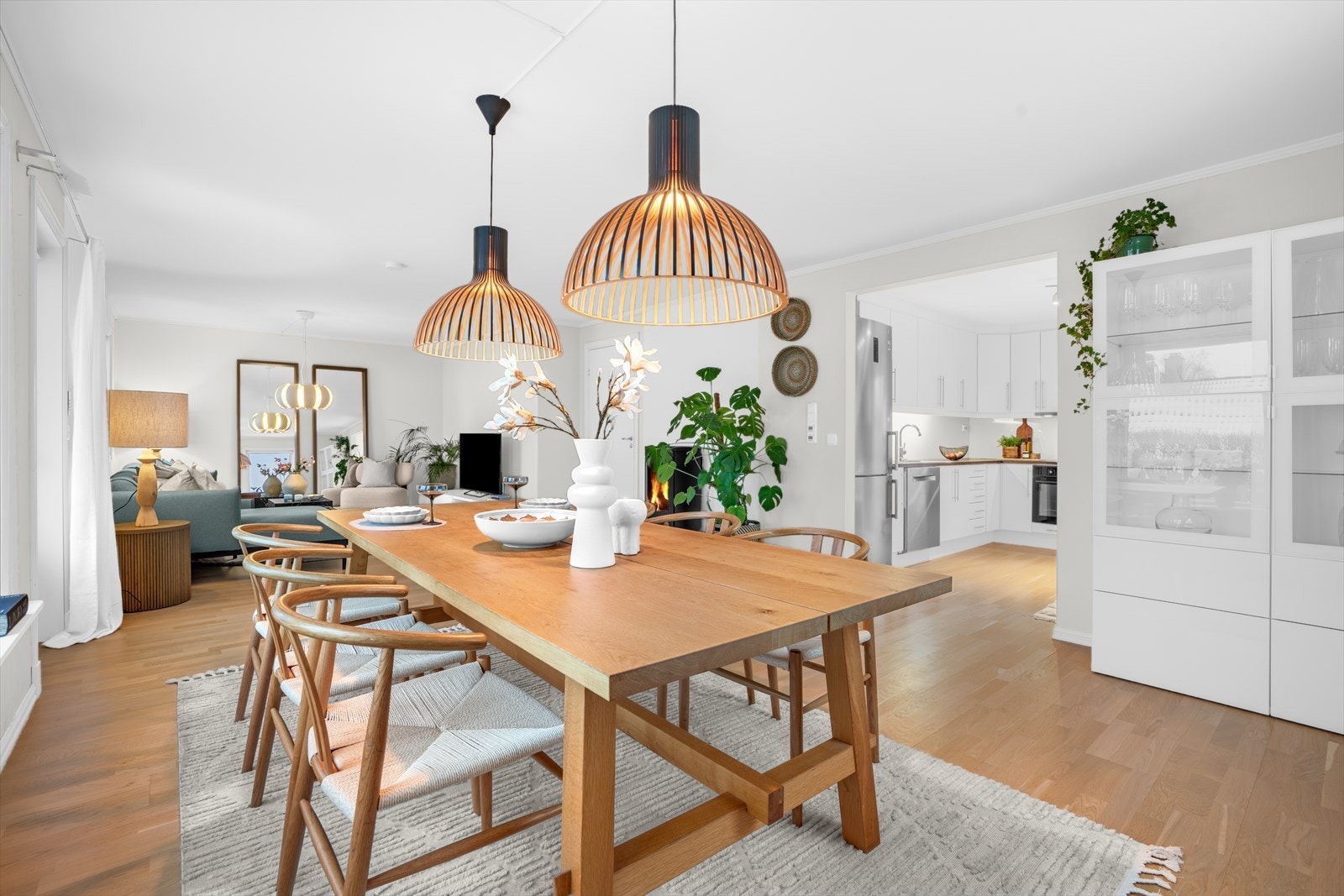 Spisegruppen får sin naturlige plass mellom kjøkkenet og øvrige deler av stuen, og binder rommene på en fin måte sammen. Galleribilde