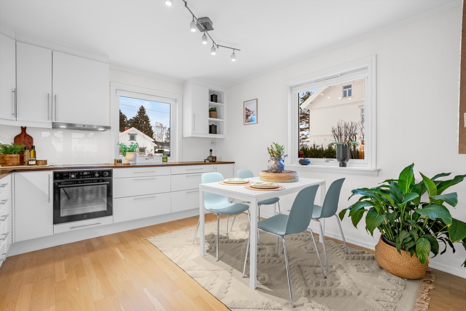 Tidløs Sigdal-kjøkkeninnredning med hvite, glatte fronter. Galleribilde