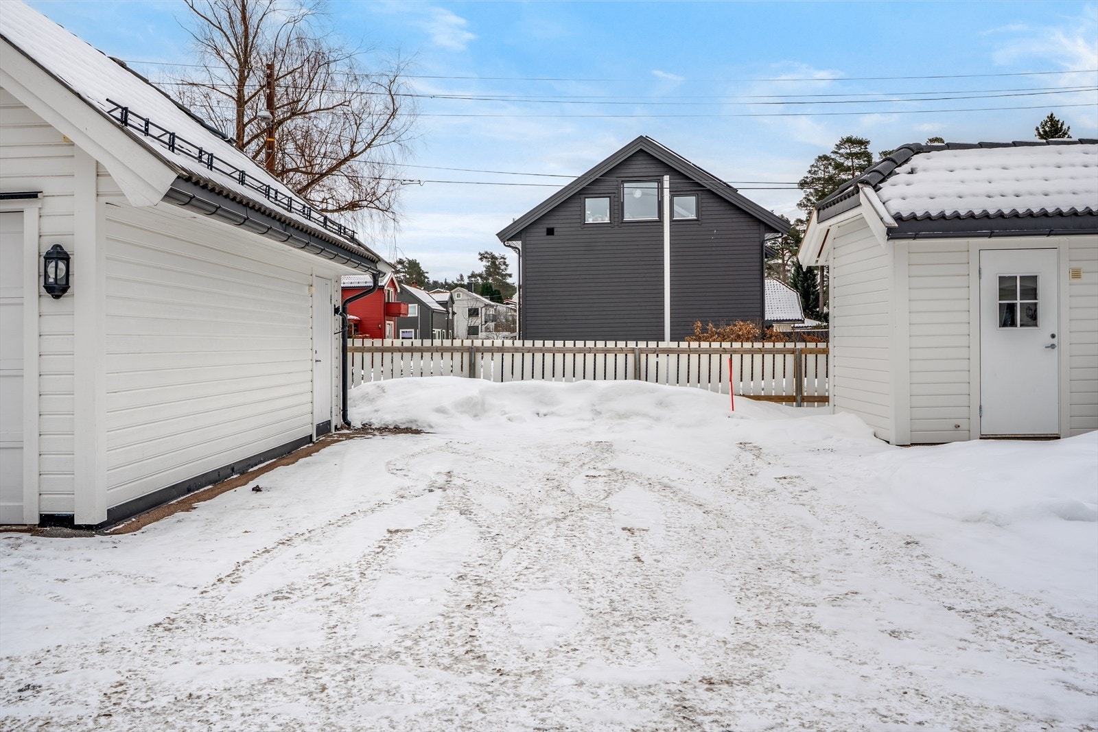 I tillegg til garasjen, er det biloppstillingsplass utenfor. Her er det to plasser, hvor den ene tilhører naboen. Galleribilde