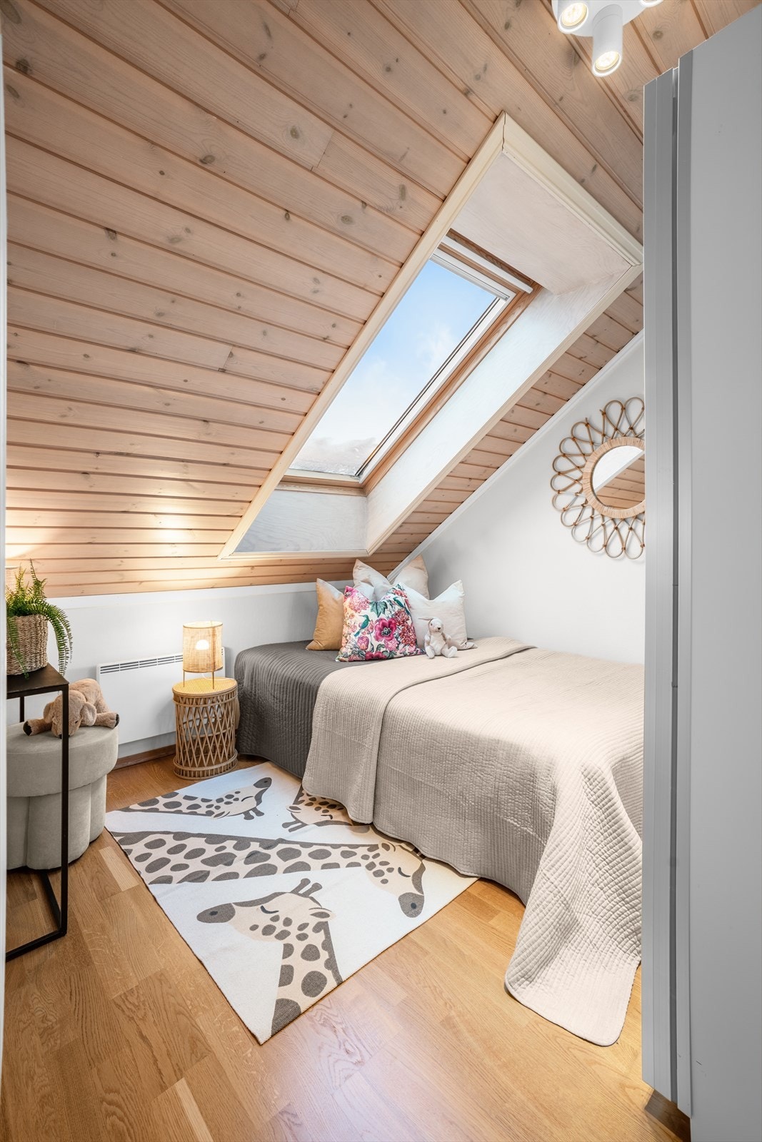 Soverom 3. Alle rommene har god plass til seng og nattbord, og enkelte egner seg også godt som hjemmekontor, gjesterom eller lekerom. Galleribilde