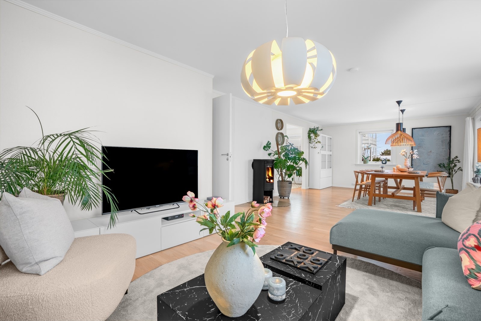 Oppholdsrommets utforming gir gode muligheter for naturlig soneinndeling. Galleribilde