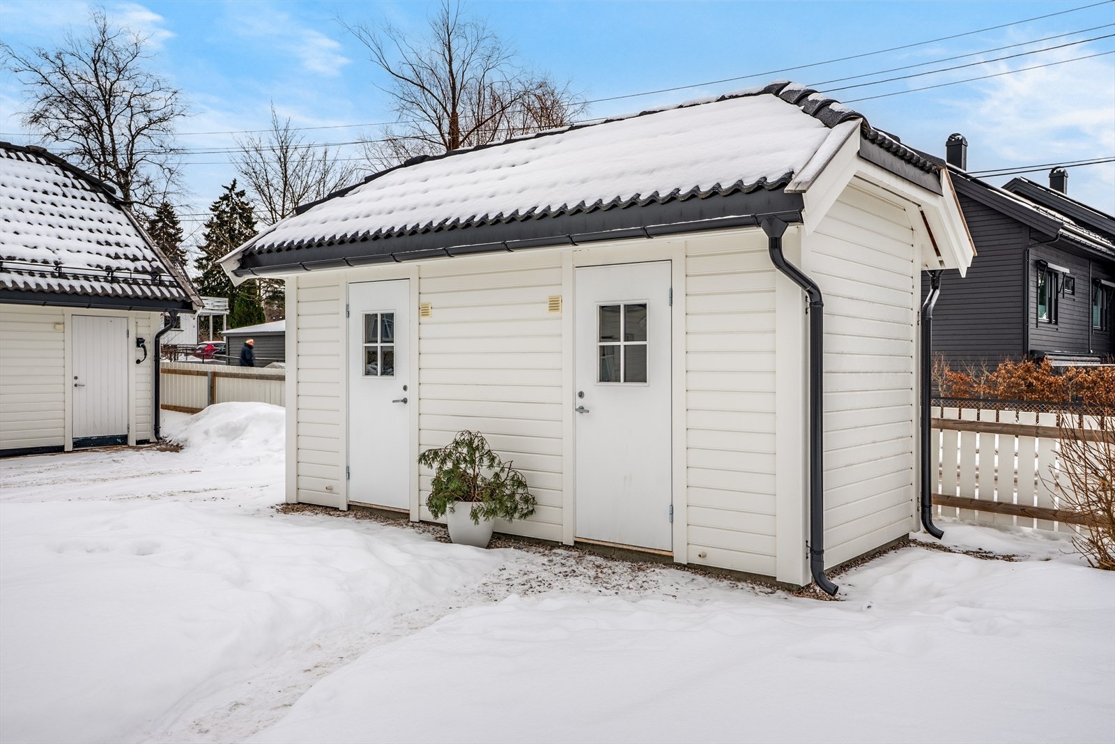 Praktisk utebod for oppbevaring. Boden på høyre side tilhører denne boligen, boden til venstre er naboens. Galleribilde