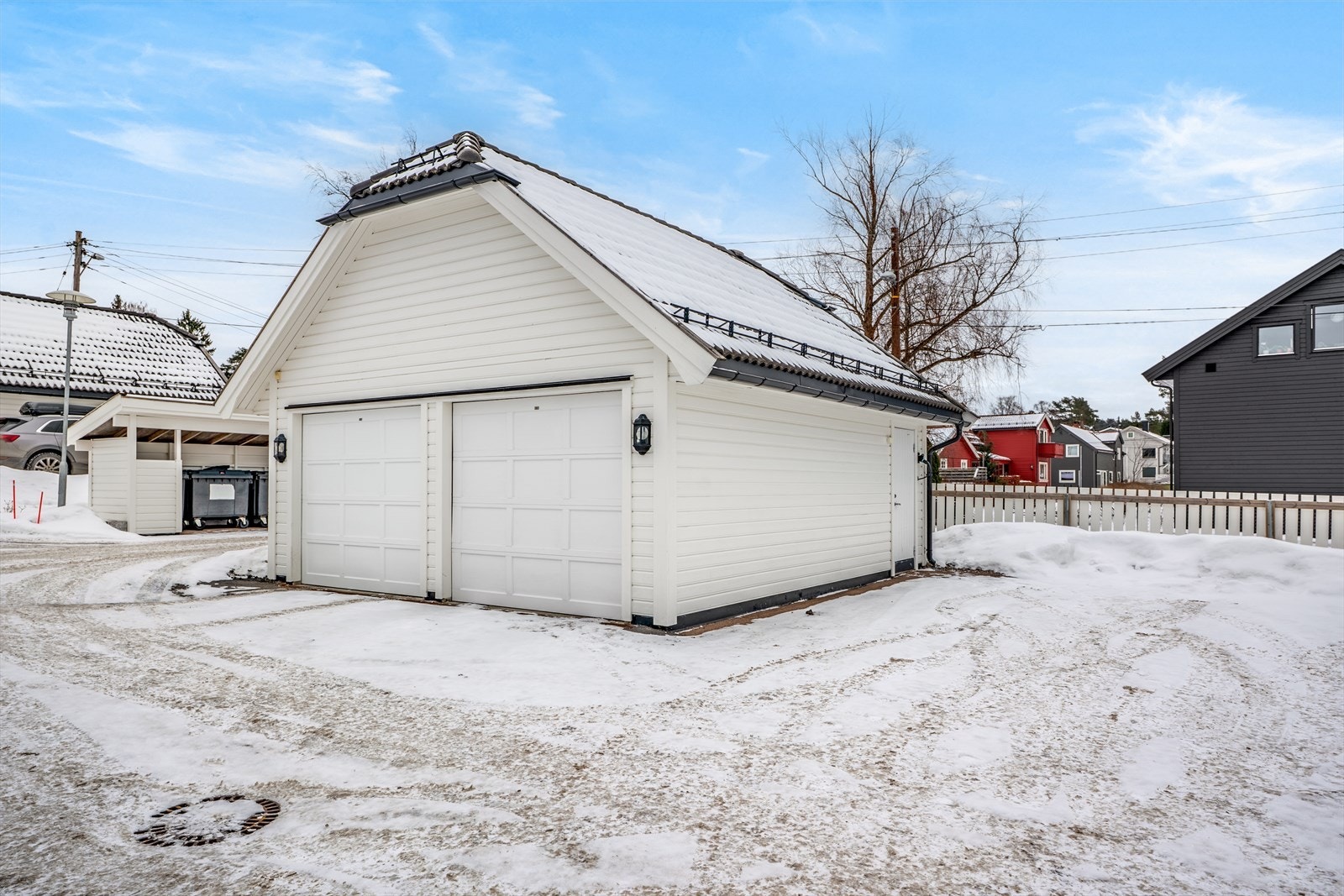 Seksjonen disponerer én parkeringsplass i dobbelgarasje, i henhold til tinglyst seksjonering, samt en biloppstillingsplass utenfor garasjen i følge styret. Galleribilde