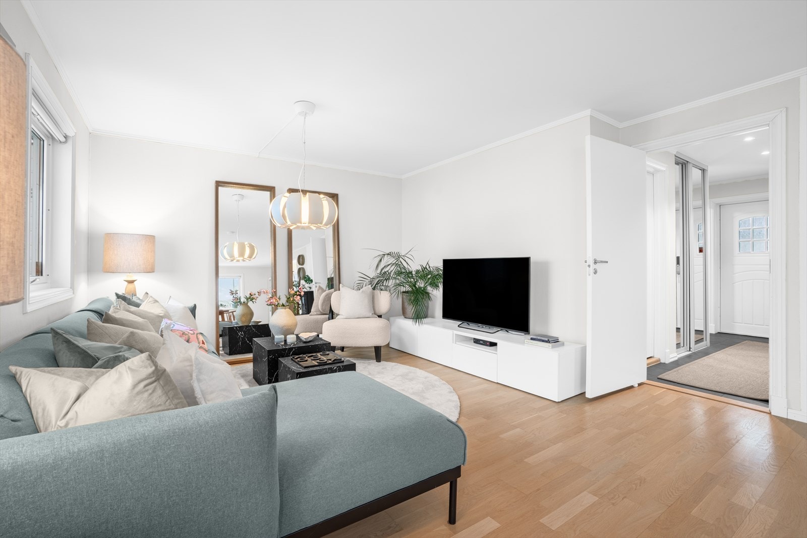 Det er god plass til en romslig sofagruppe med tilhørende TV-løsning. Galleribilde