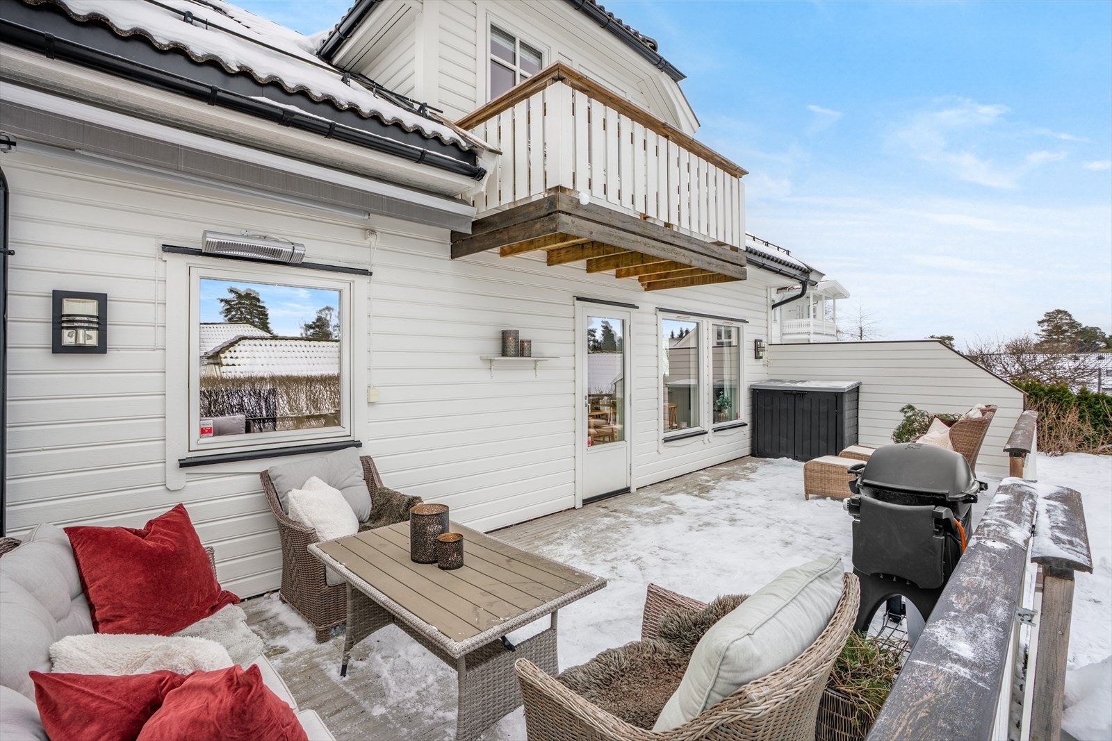 Den romslige terrassen, målt til ca. 32 m², gir gode muligheter for både grill og ønsket utemøblement. Galleribilde