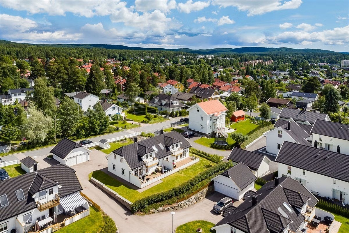 Bildet er hentet fra forrige salg i 2016, og er ment å vise uteområdet på sommerstid. Merk at det er gjort mindre endringer på tomten siden sist, og at bildet ikke samsvarer med slik det ser ut i dag. Galleribilde