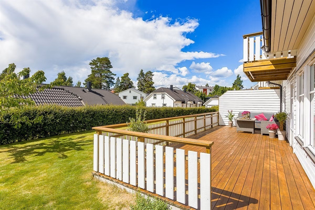 Bildet er hentet fra forrige salg i 2016, og er ment å vise uteområdet på sommerstid. Merk at det er gjort mindre endringer på tomten siden sist, og at bildet ikke samsvarer med slik det ser ut i dag. Galleribilde