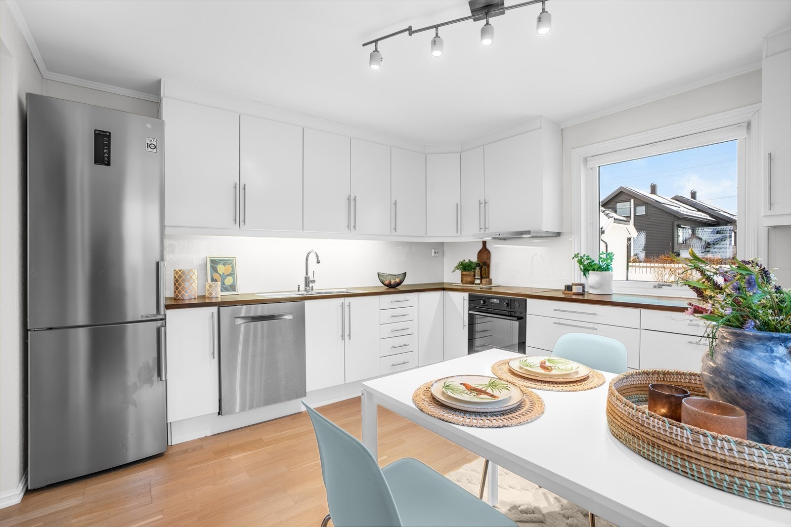 Kjøkkenet ligger i et eget, adskilt rom med plass til spisebord. Galleribilde