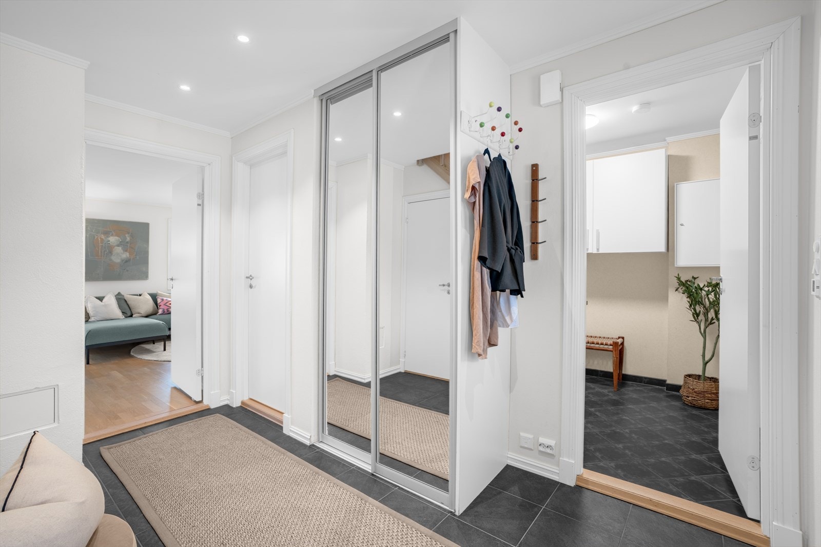 Skyvedørsgarderobe gir praktisk oppbevaring i entréen. Galleribilde