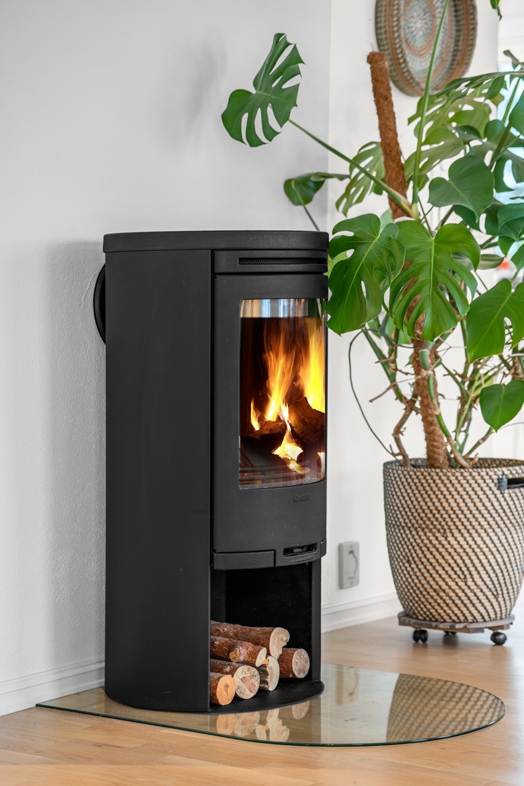 Peisovnen er sentralt plassert i rommet og bidrar med både ekstra varme og hyggelig stemning på kalde dager. Galleribilde