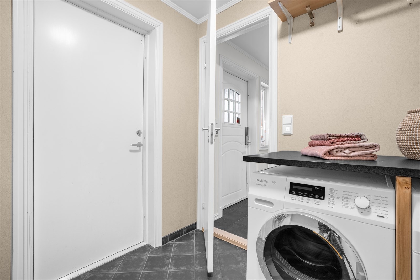 Vaskerommet er praktisk plassert ved inngangspartiet og har egen inngangsdør som gjør hverdagen superenkel! Galleribilde