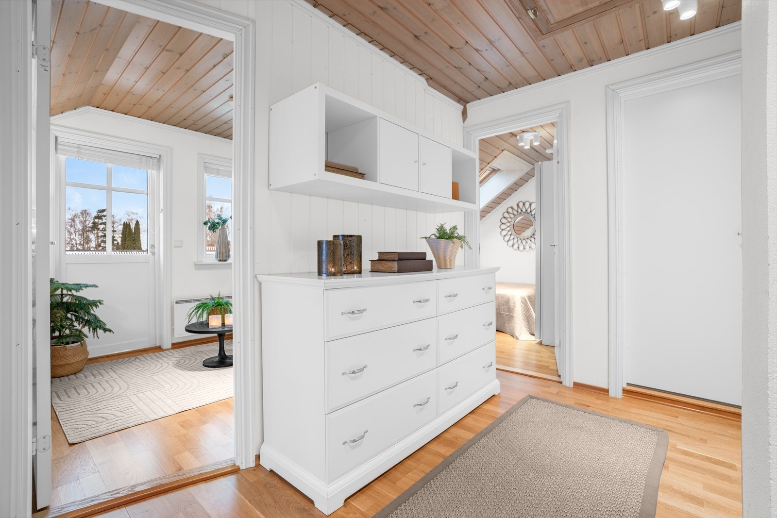 Boligens 2. etasje rommer et ekstra baderom, en innvendig bod og fire gode soverom. Galleribilde