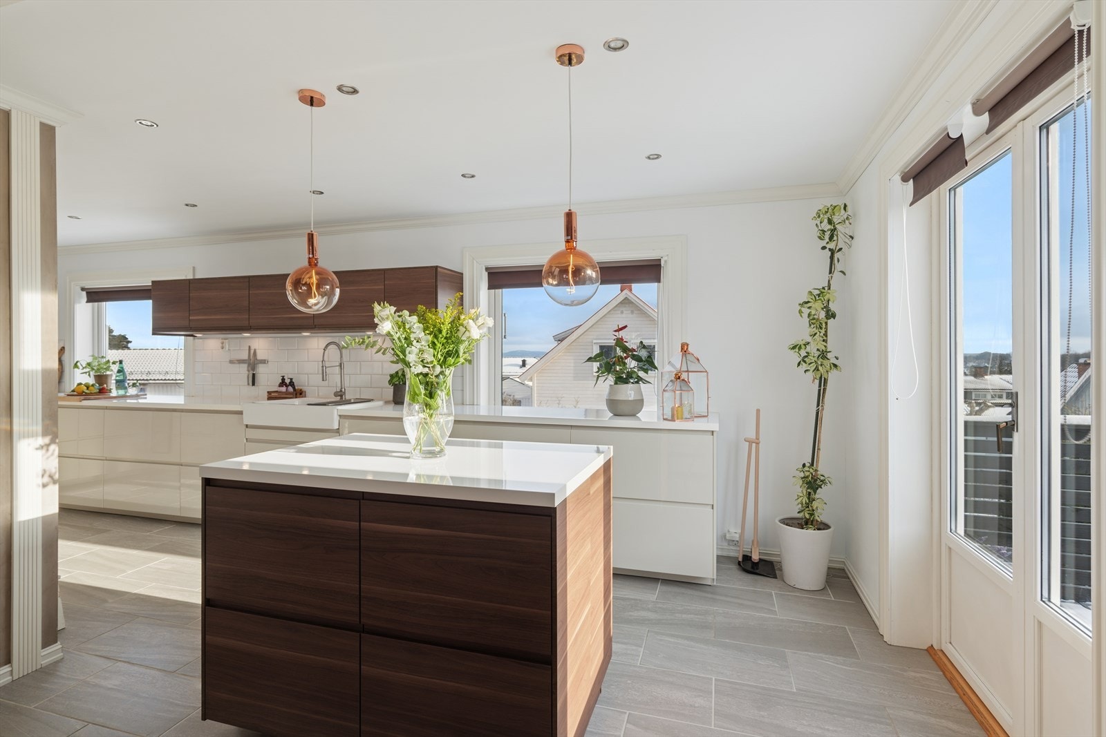 Den åpne løsningen mot spisestuen og stuen skaper en sosial og innbydende atmosfære, og gjør kjøkkenet til et naturlig samlingspunkt i hjemmet. Her kan man lage mat, underholde gjester og samtidig ta del i livet i resten av oppholdsrommene. Galleribilde