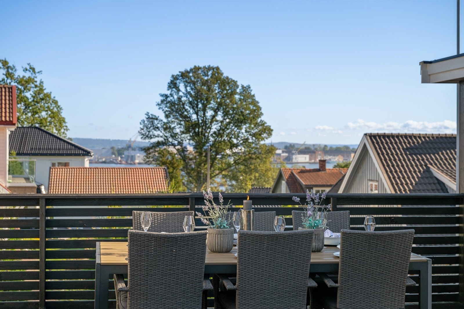 Terrassen ligger med utsikt mot Apenes og sjøen, noe som skaper en behagelig og stemningsfull ramme rundt både hverdager og sommerlige kvelder. Galleribilde