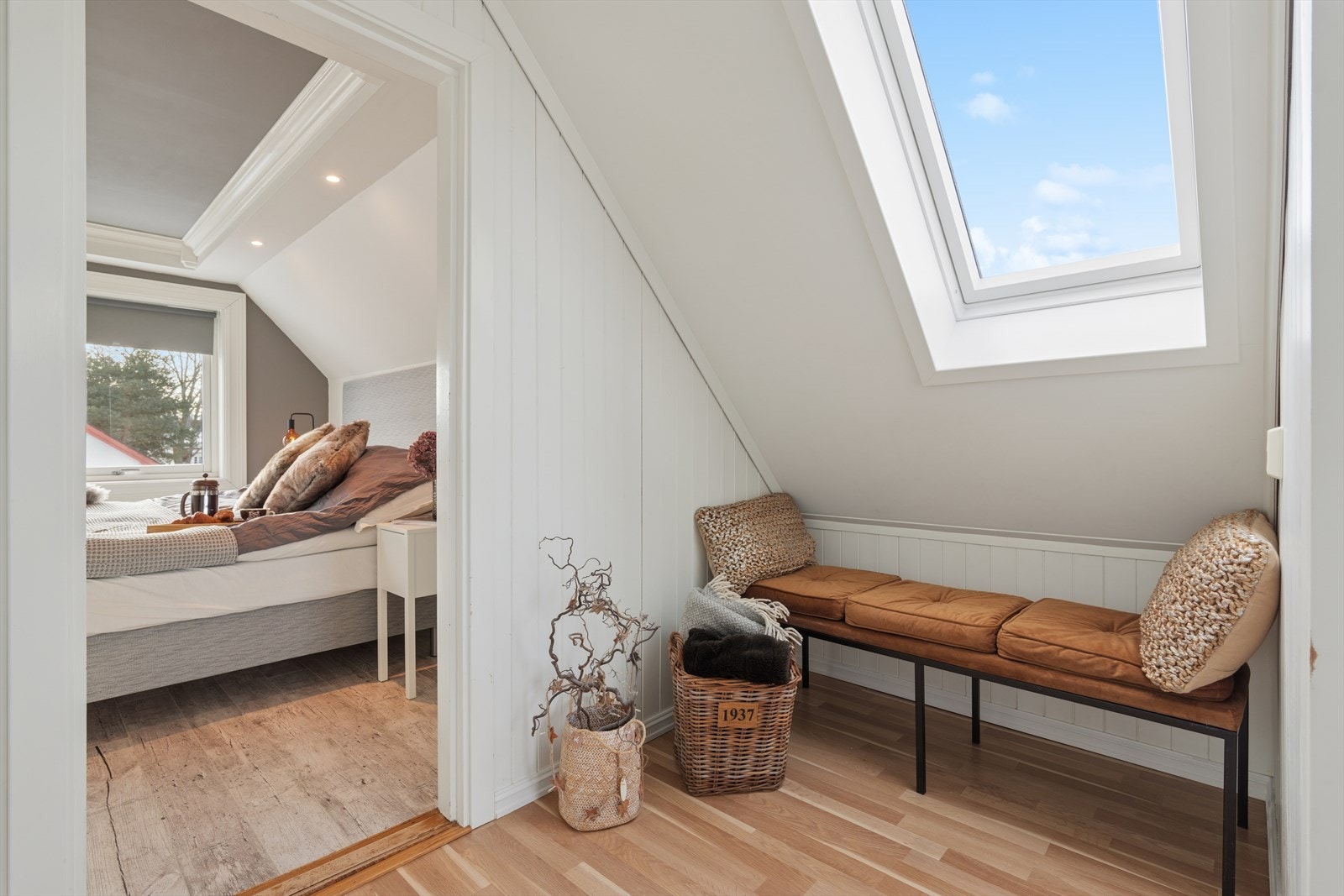 I andre etasje finner du to pene og innbydende soverom, godt egnet for både familie, gjester eller hjemmekontor etter behov. Galleribilde