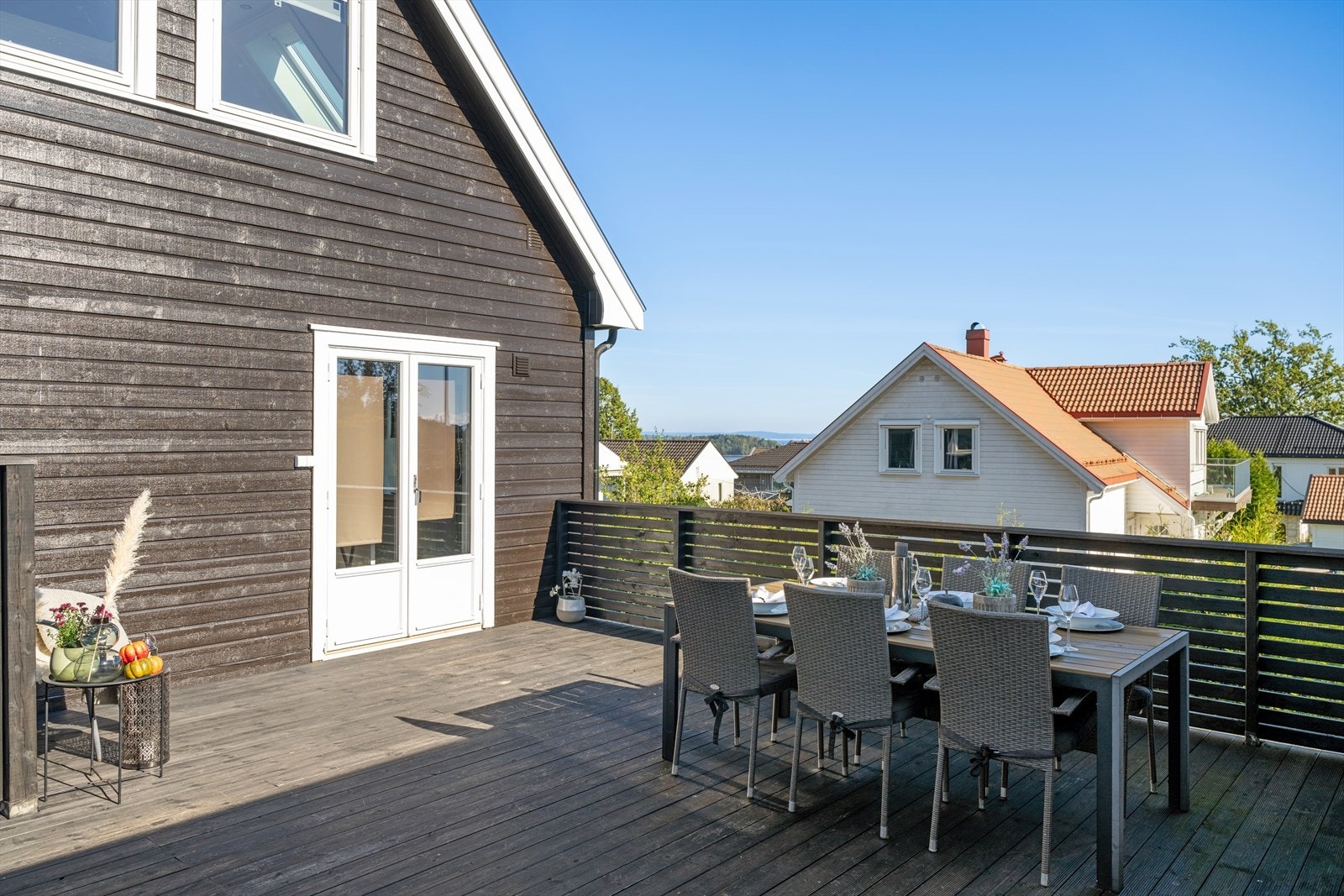 Fra kjøkkenet og stuen har du direkte utgang til en romslig terrasse på hele 38 kvm - et fantastisk uterom som virkelig forsterker bokvaliteten. Galleribilde