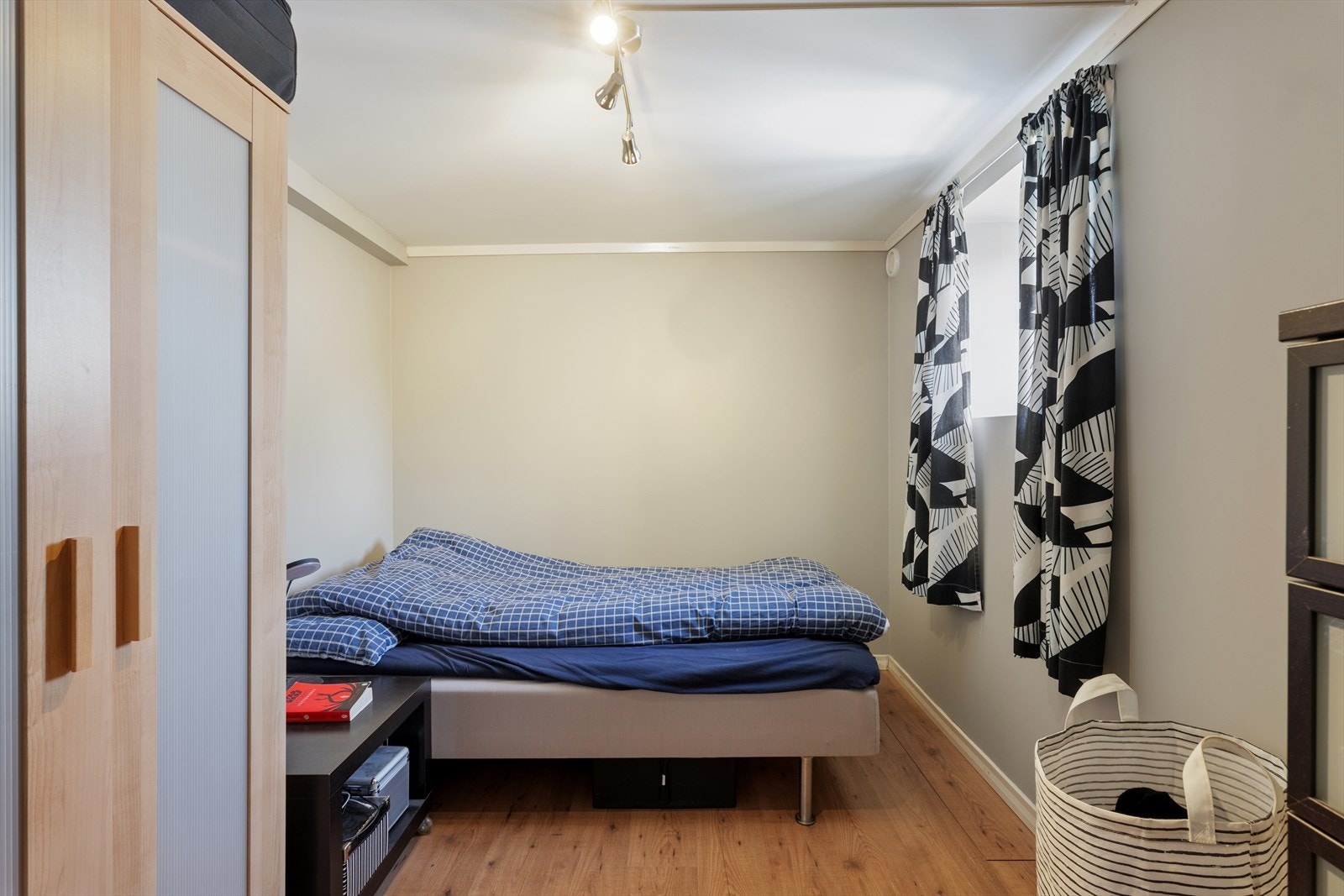 Soverommet har god plass til seng og nødvendig møblement, noe som gjør det enkelt å innrede både funksjonelt og komfortabelt. Et stort vindu slipper lyset flott inn i rommet, og skaper en lys, luftig og behagelig atmosfære. Galleribilde