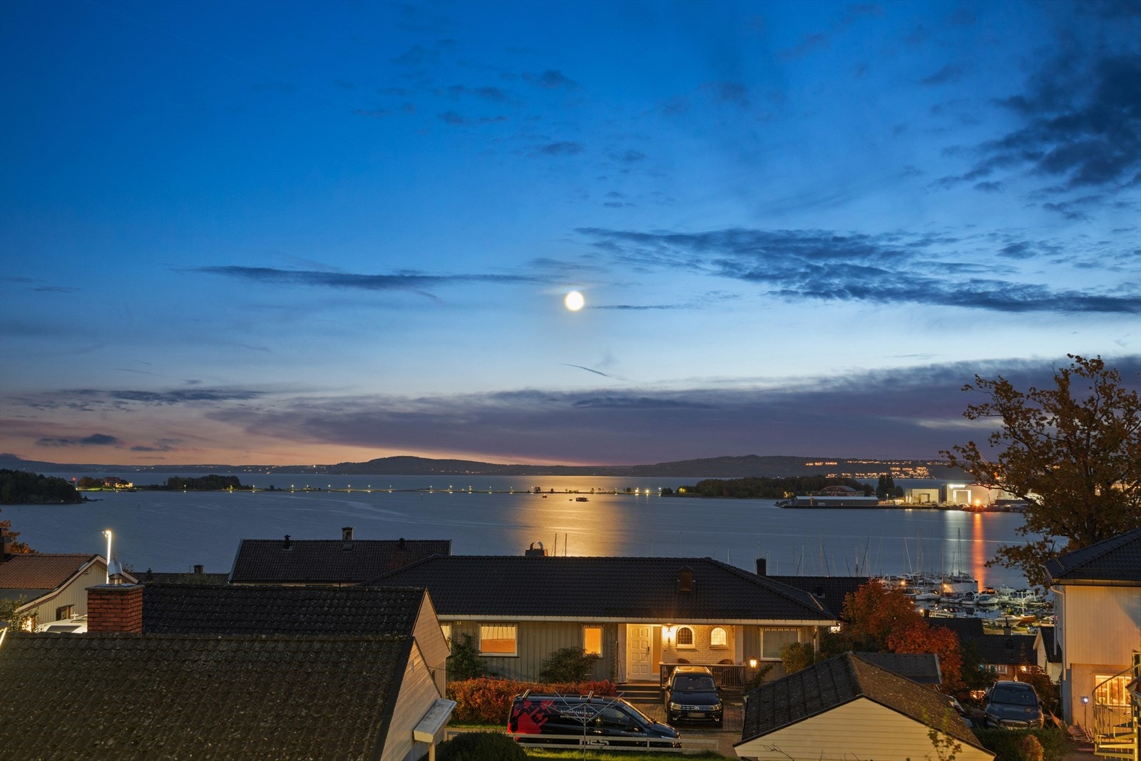 Når kvelden senker seg, forvandles uteområdet til et rolig og stemningsfullt pusterom. Her kan du lene deg tilbake og nyte stillheten, utsikten og de myke kveldsfargene som legger seg over omgivelsene. Galleribilde