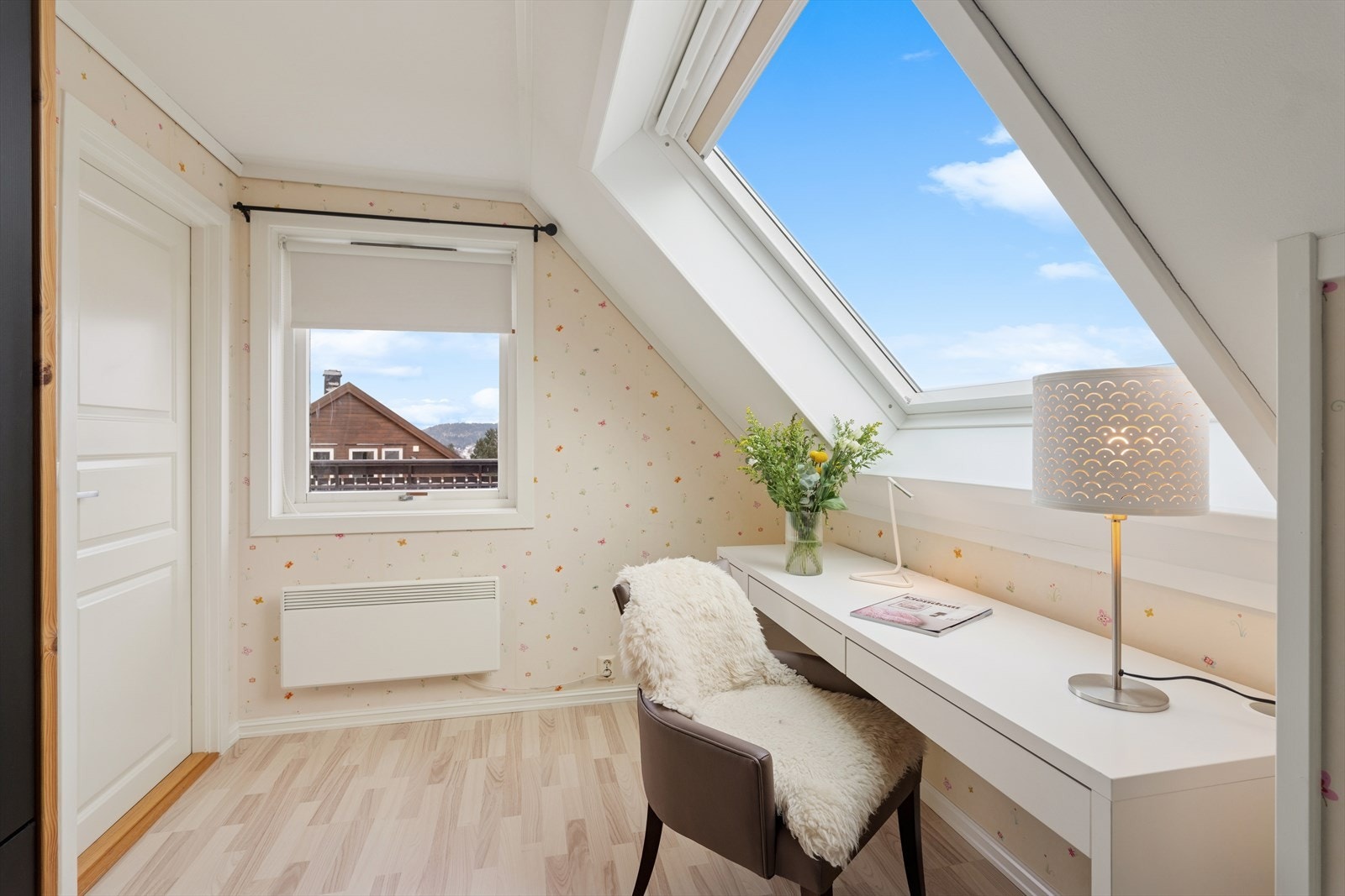 Store vindusflater slipper inn rikelig med dagslys, noe som skaper en lys og trivelig atmosfære - perfekt for lek, ro og kreativ utfoldelse. Galleribilde