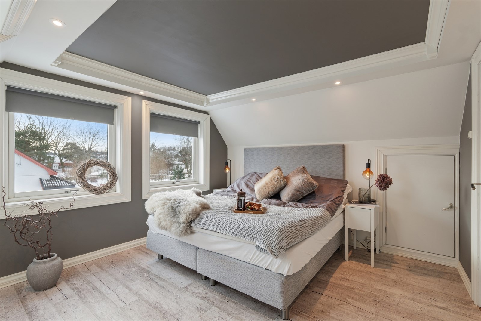 Det hele kompletteres av innfelte spotter elegant kasset inn i taket, som gir et moderne og stilrent uttrykk. Det dekorative taket tilfører rommet et ekstra preg av kvalitet og gjennomført design. Galleribilde