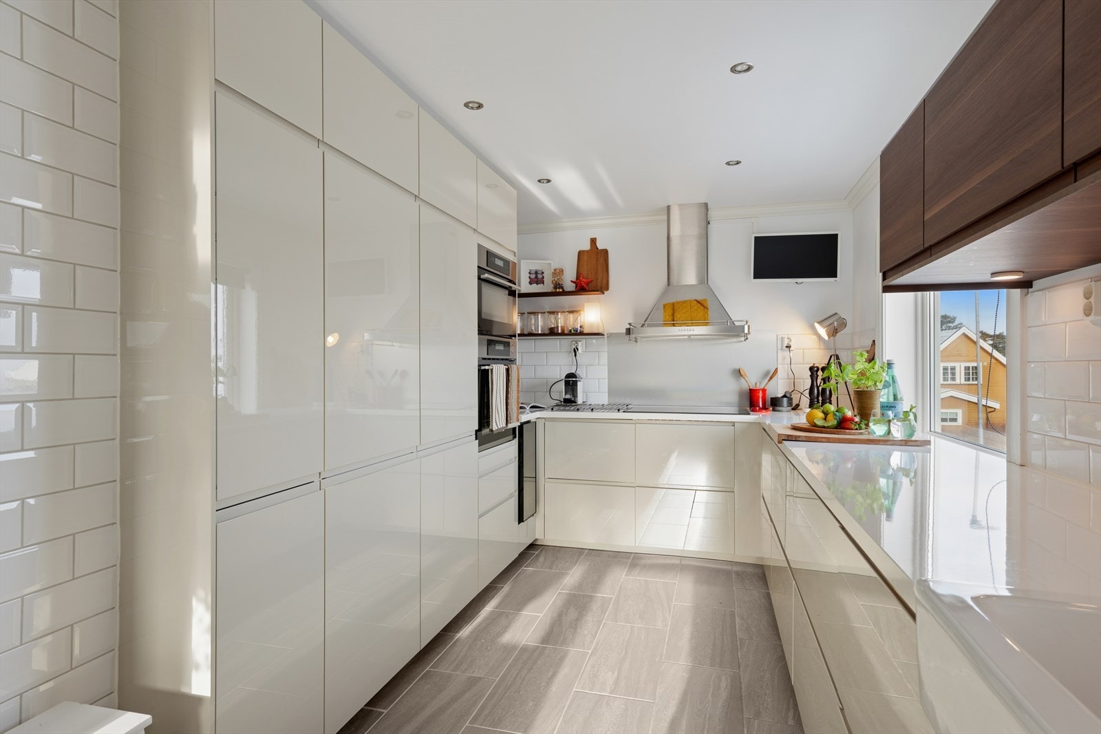 Kjøkkenet er utrustet med moderne hvitevarer som gjør hverdagen smidig og komfortabel. Her er det kjøl-/fryseskap, oppvaskmaskin, komfyr, platetopp, mikro og et stilfullt vinskap for den som ønsker litt ekstra luksus i hverdagen. Galleribilde