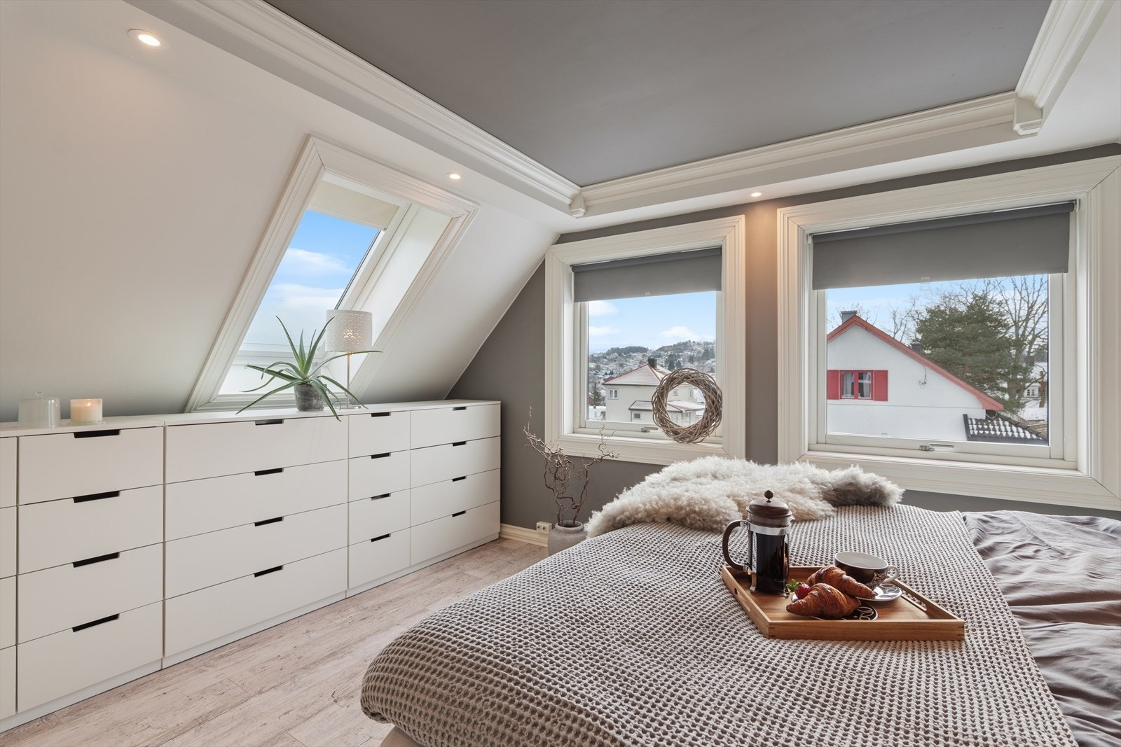 Rommet preges av store vindusflater som slipper inn rikelig med naturlig lys og inviterer både lyset og naturen inn. Galleribilde