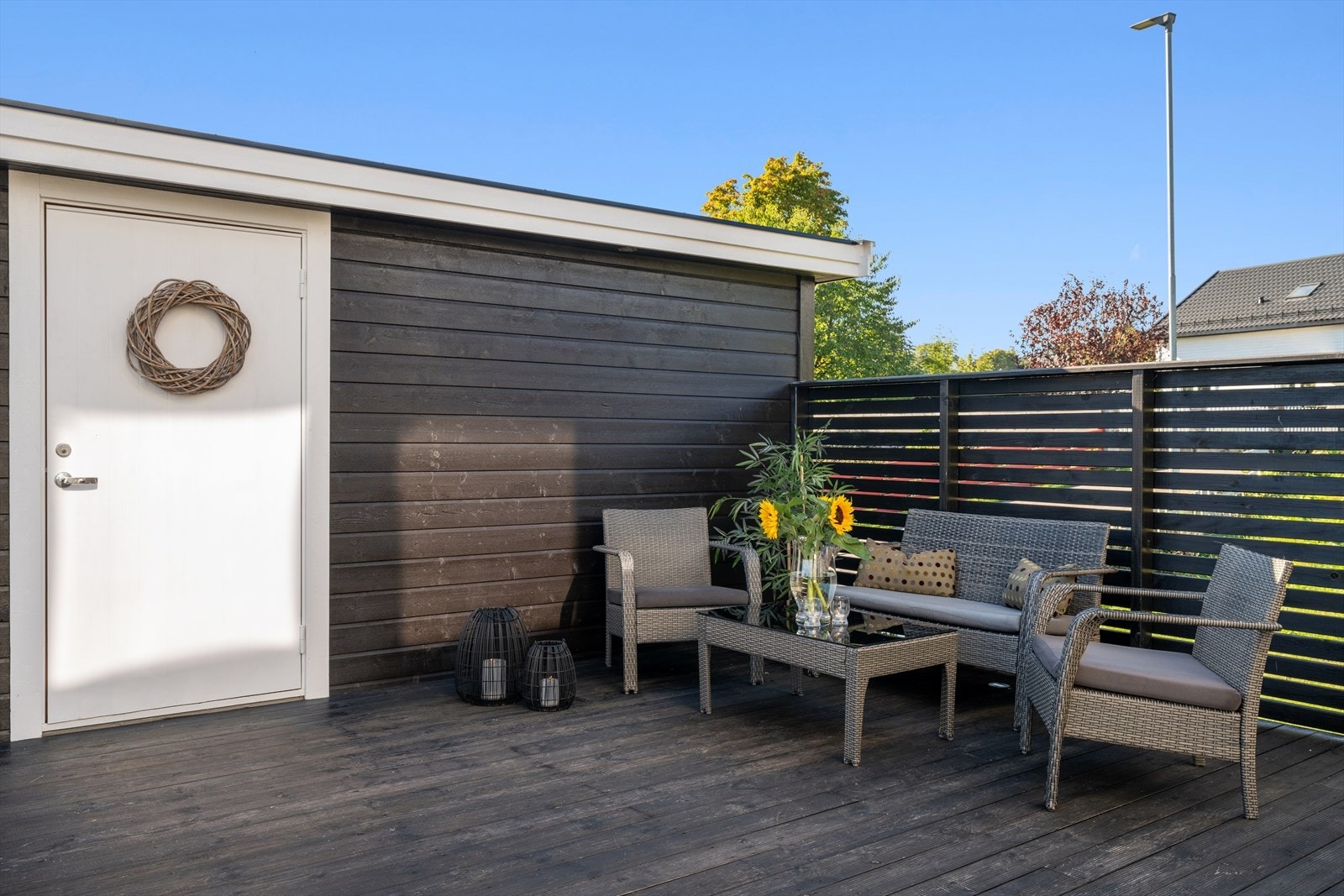 Her finner du en praktisk utebod samt rikelig med plass til både stor spisegruppe, loungemøbler og soner for avslapning og sosiale sammenkomster. Galleribilde