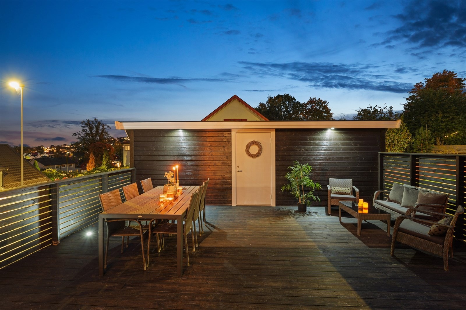 Uterommet gir en perfekt ramme for rolige kvelder med et godt måltid, et glass i hånden eller bare et øyeblikk for deg selv mens stillheten senker seg rundt eiendommen. Galleribilde