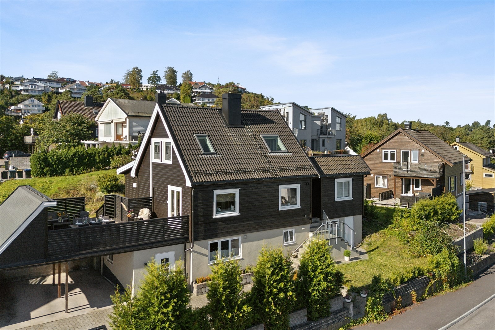 En flott enebolig med godkjent utleiedel og dobbel carport. Flere uteplasser med nydelig sjøutsikt og gode solforhold. Galleribilde